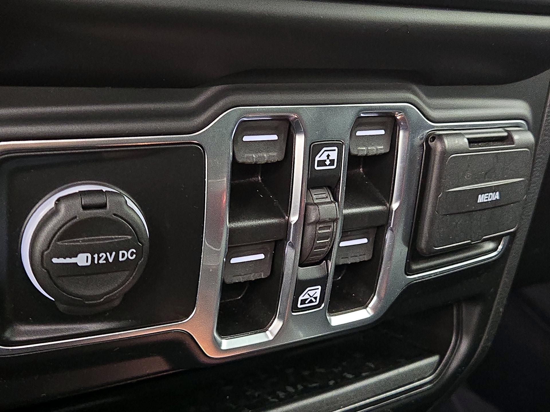 Thumbnail: 2021 Jeep Gladiator - 17