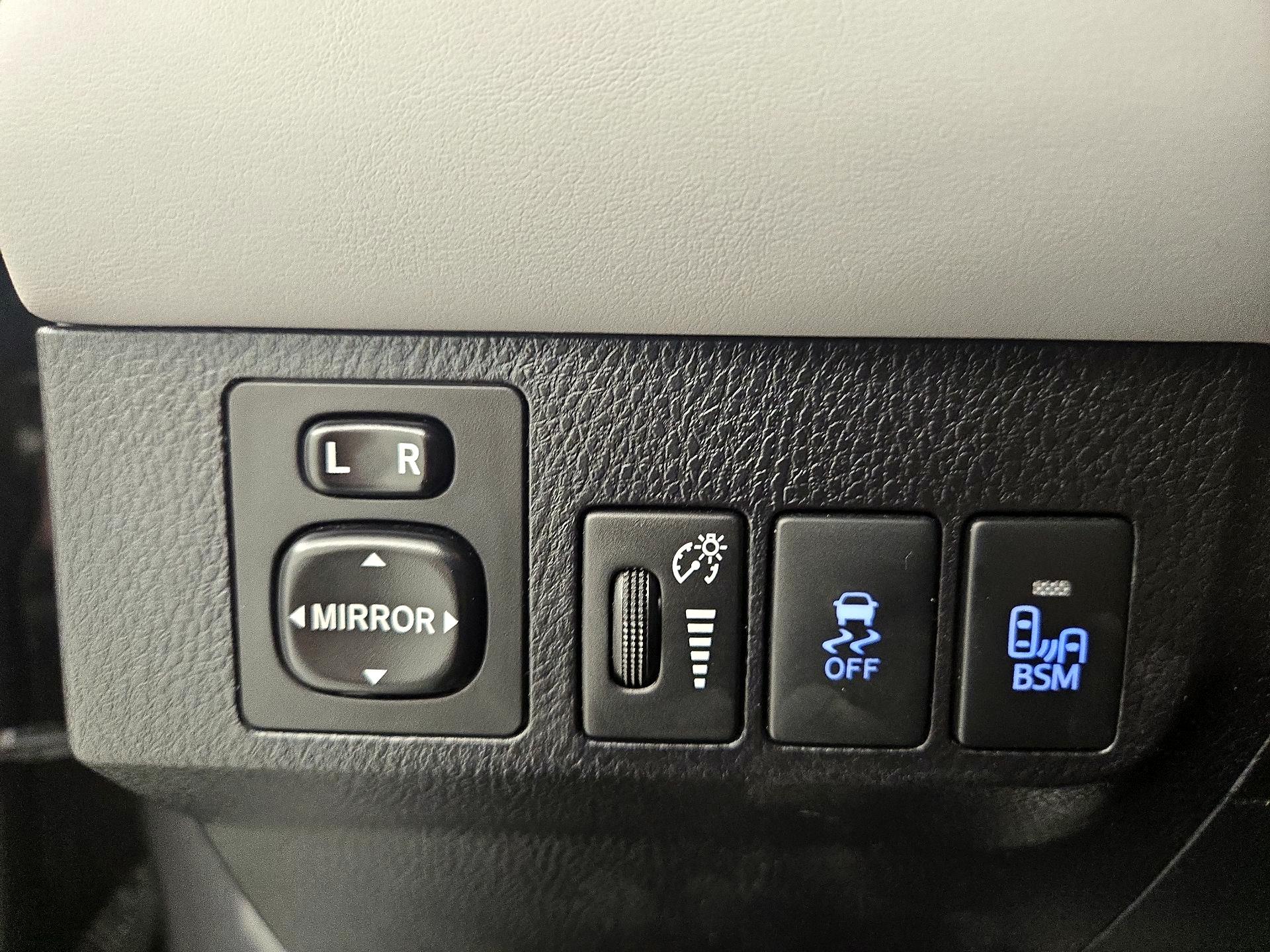 Thumbnail: 2015 Toyota RAV4 - 13