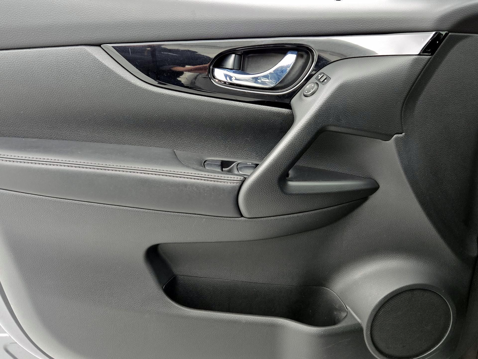 Thumbnail: 2018 Nissan Rogue Sport - 12