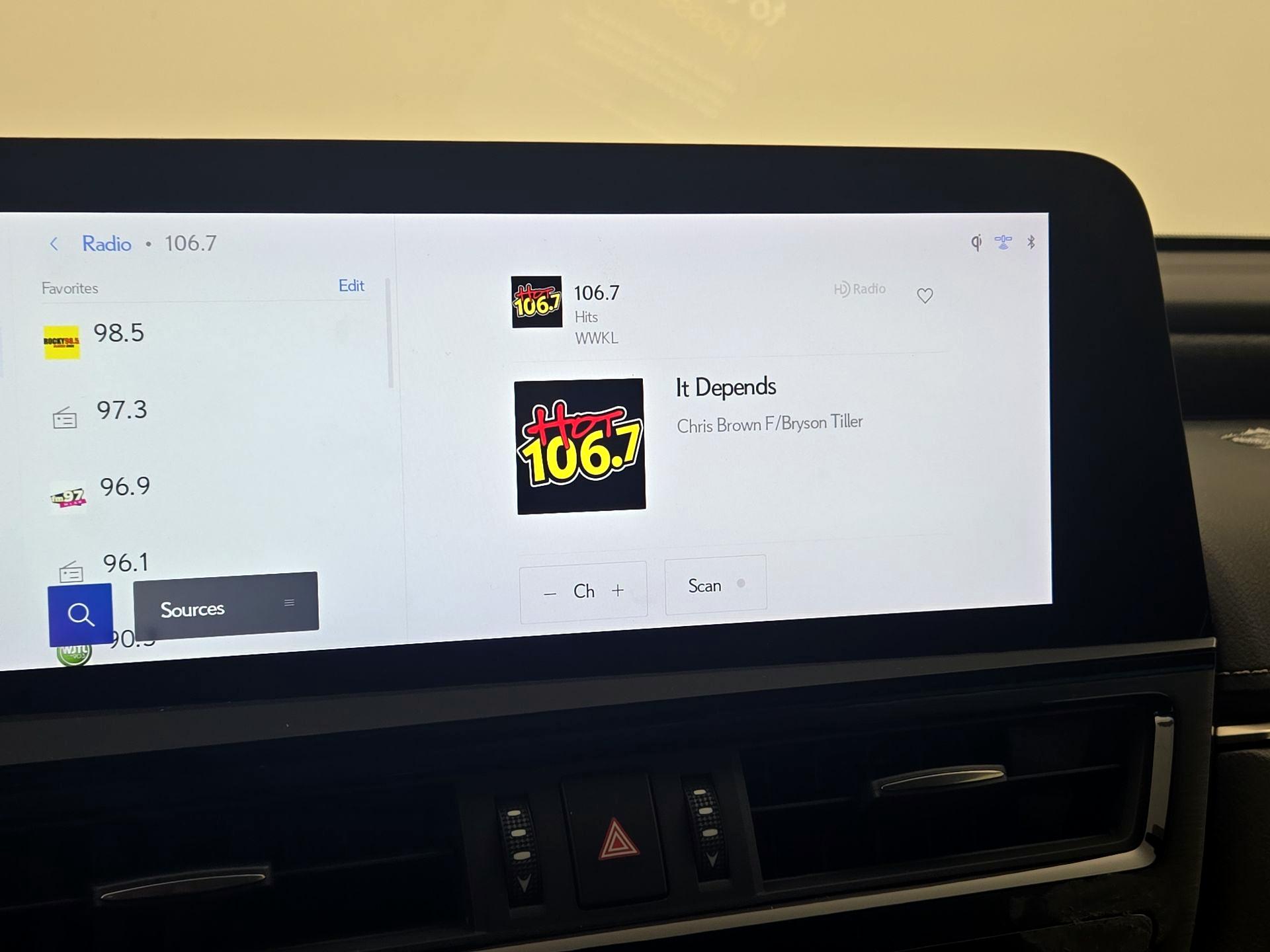 Thumbnail: 2023 Lexus ES - 16