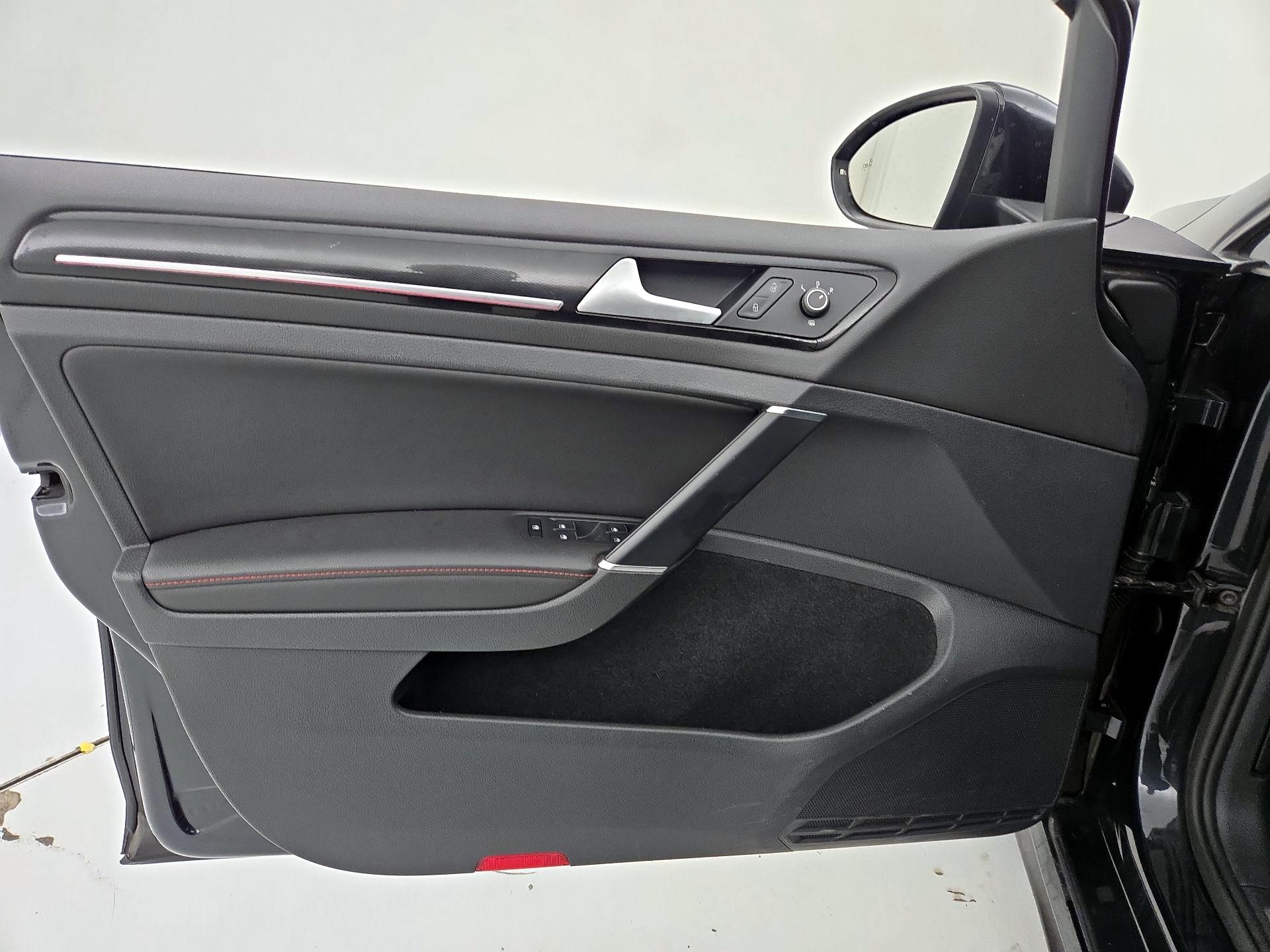 Thumbnail: 2017 Volkswagen Golf - 12