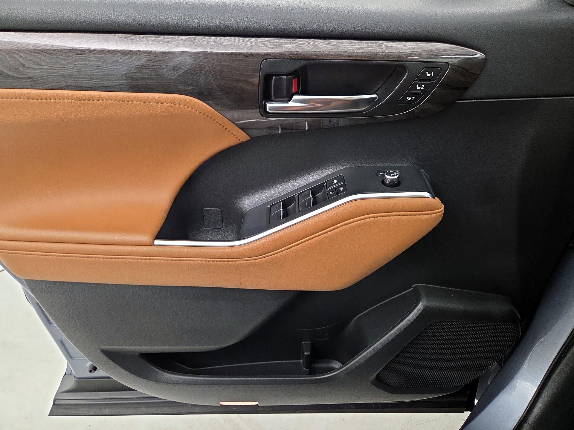 Thumbnail: 2023 Toyota Highlander - 12