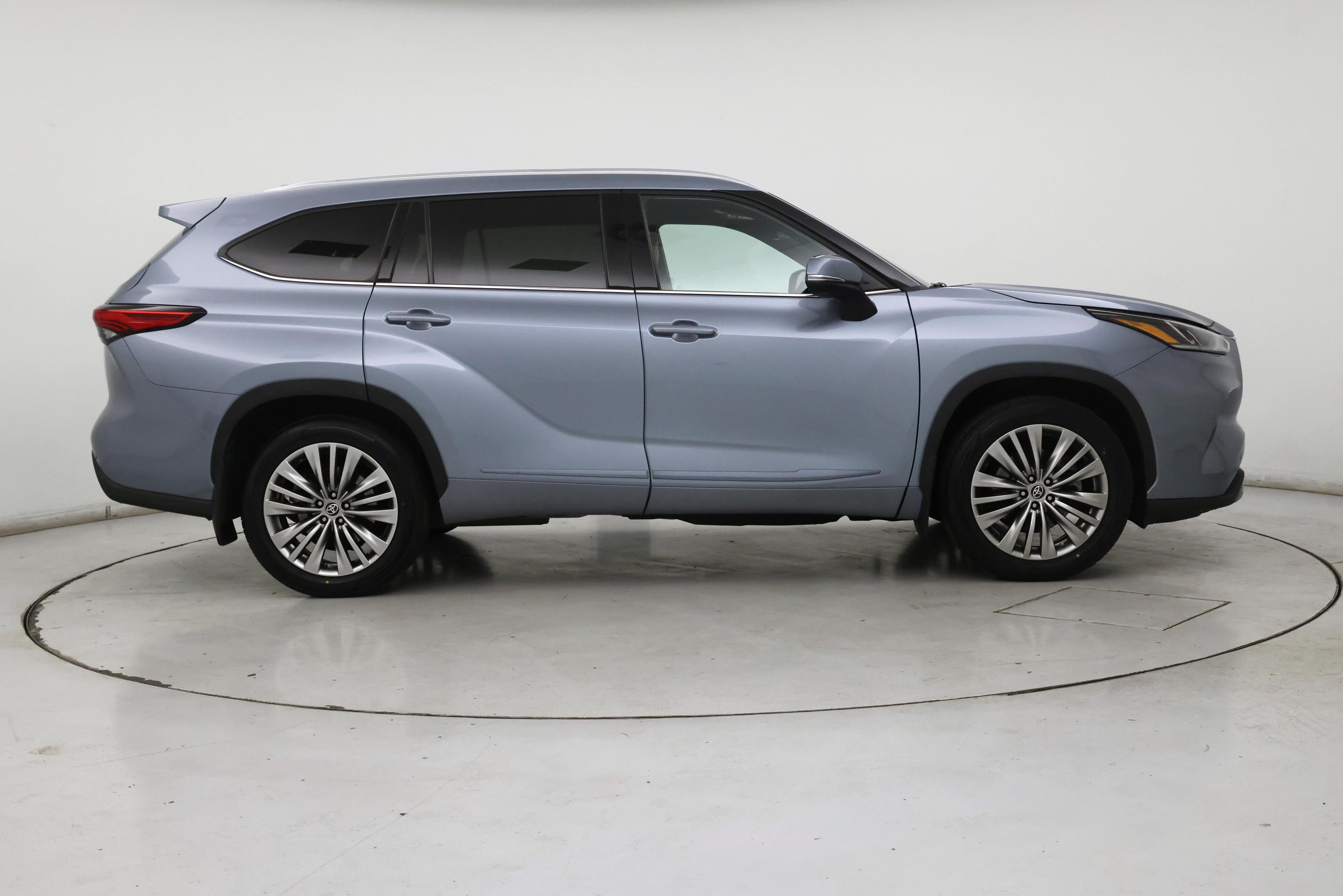 Thumbnail: 2023 Toyota Highlander - 7