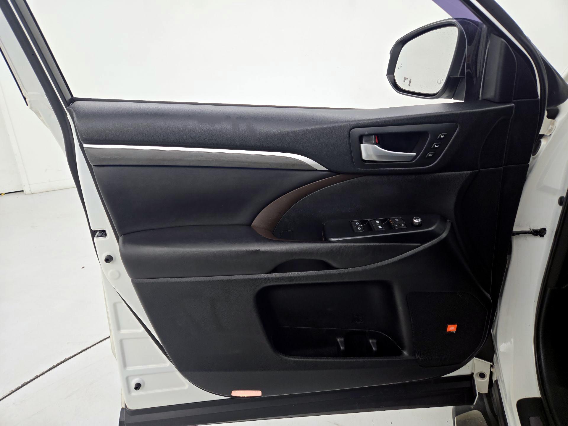 Thumbnail: 2017 Toyota Highlander - 12