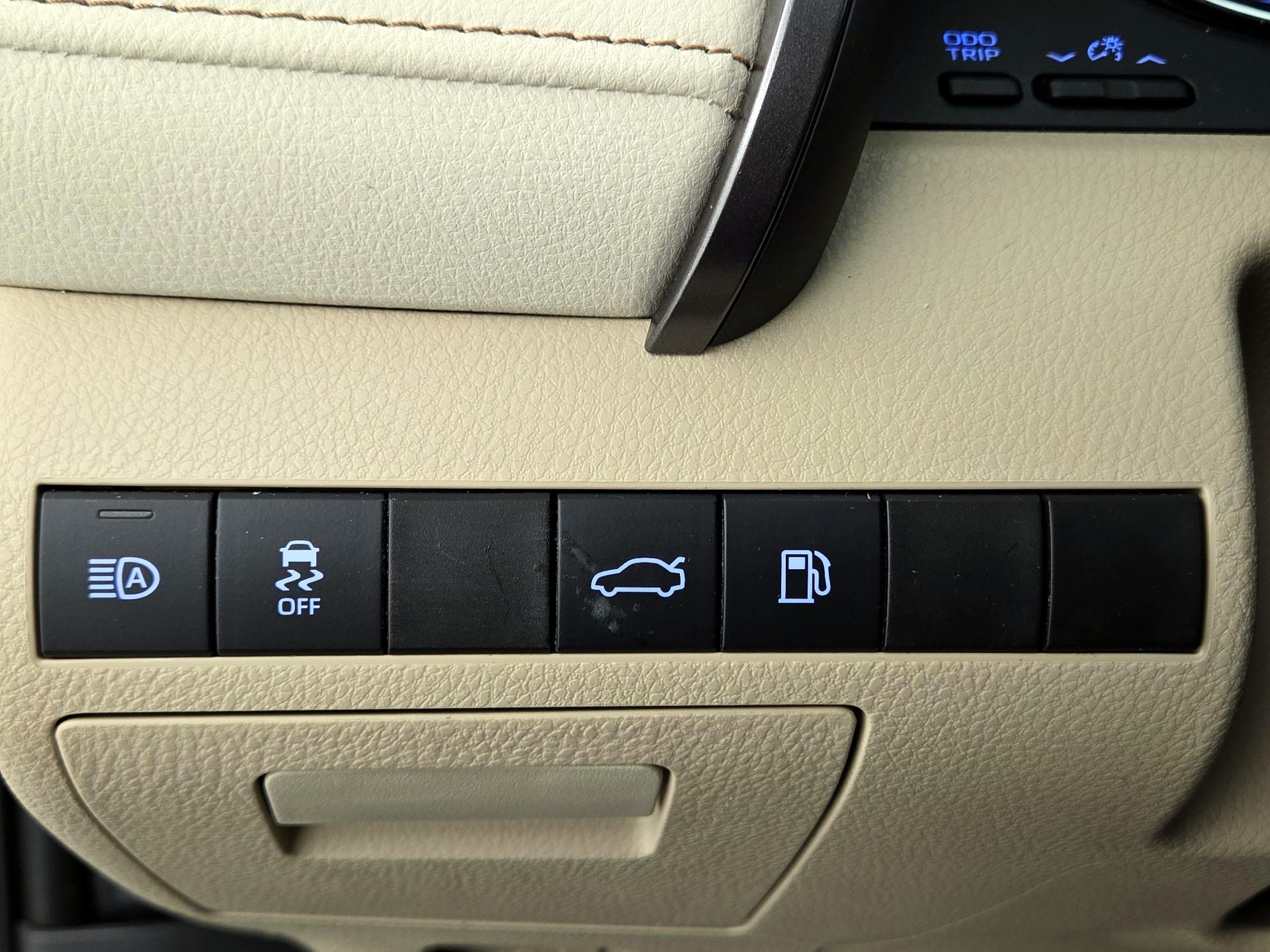 Thumbnail: 2018 Toyota Camry - 13