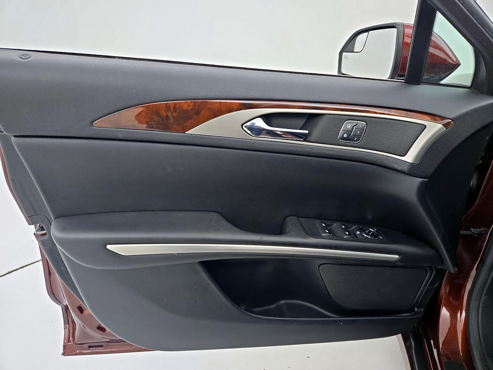 Thumbnail: 2015 Lincoln MKZ - 12