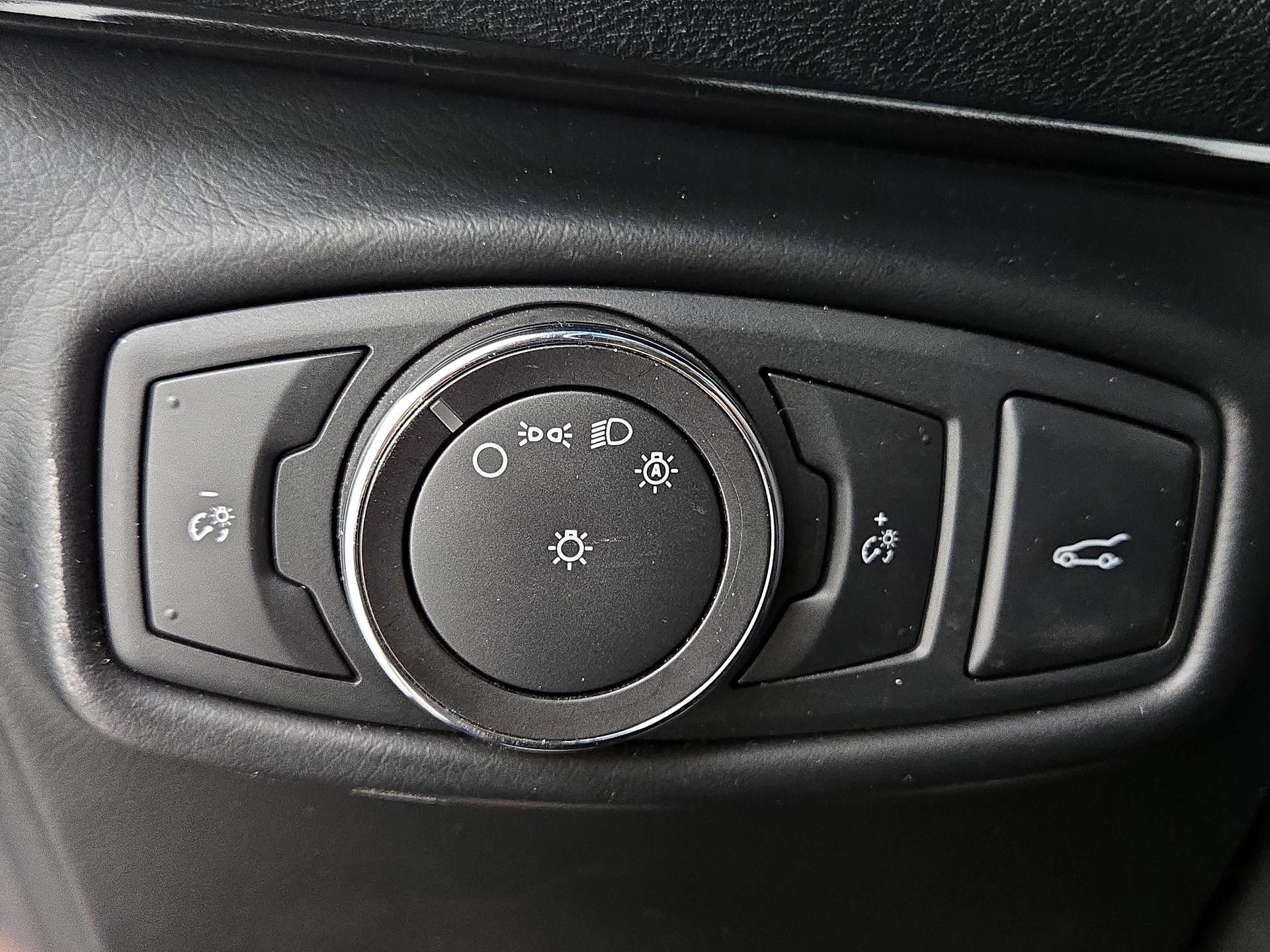 Thumbnail: 2015 Lincoln MKZ - 13