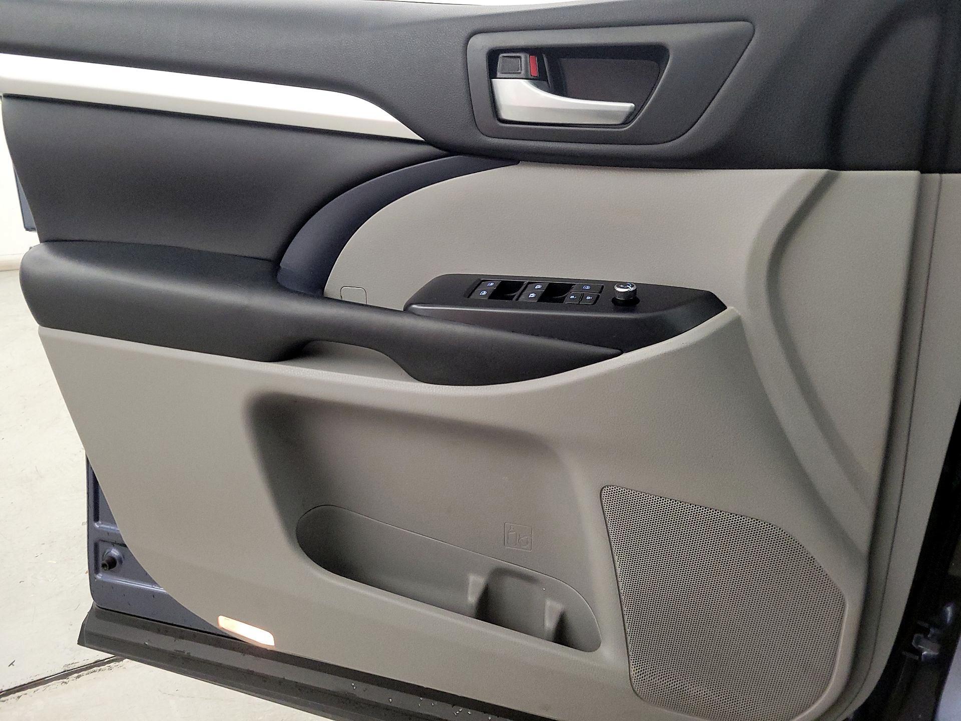 Thumbnail: 2018 Toyota Highlander - 12