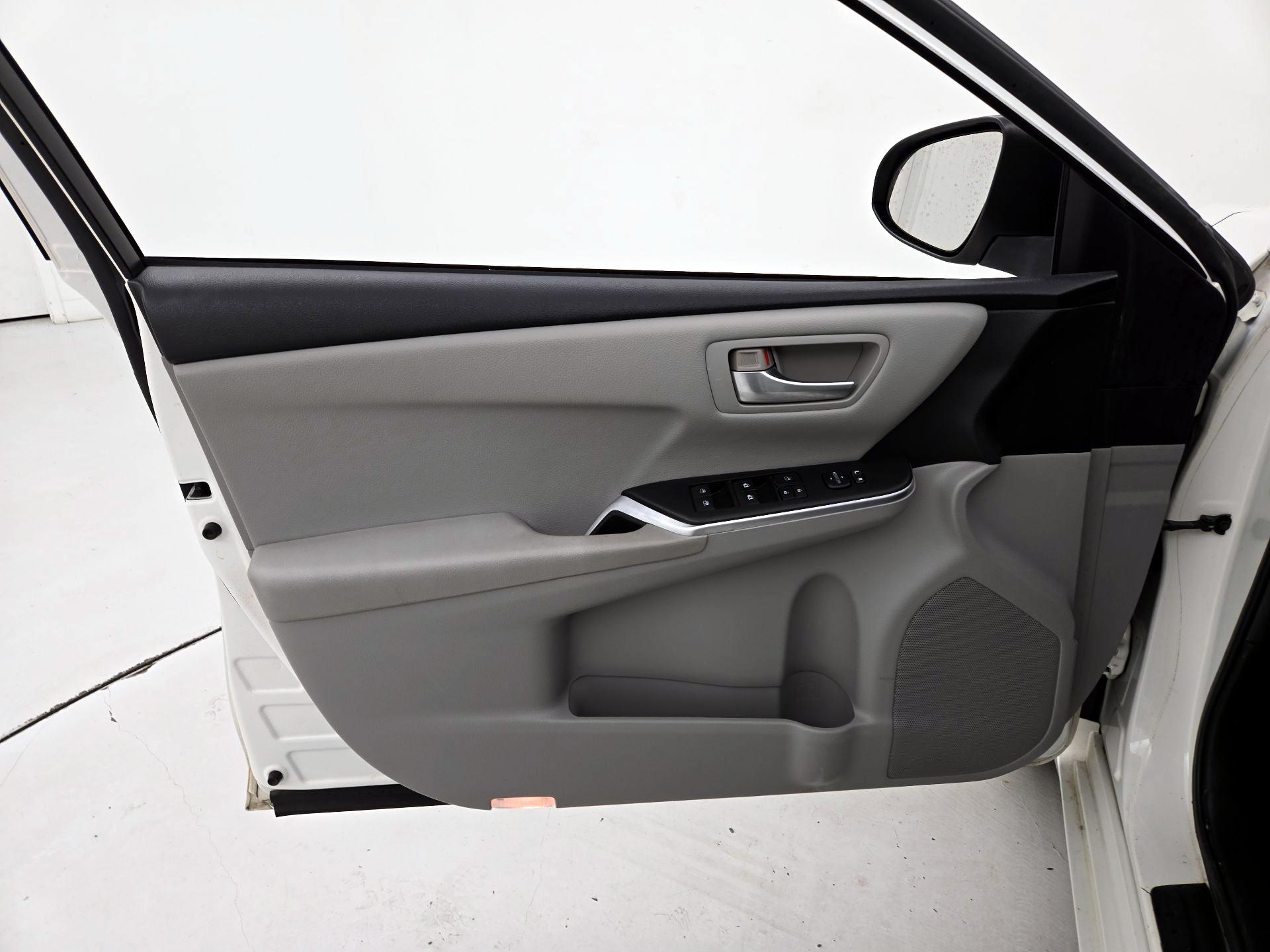 Thumbnail: 2015 Toyota Camry - 12