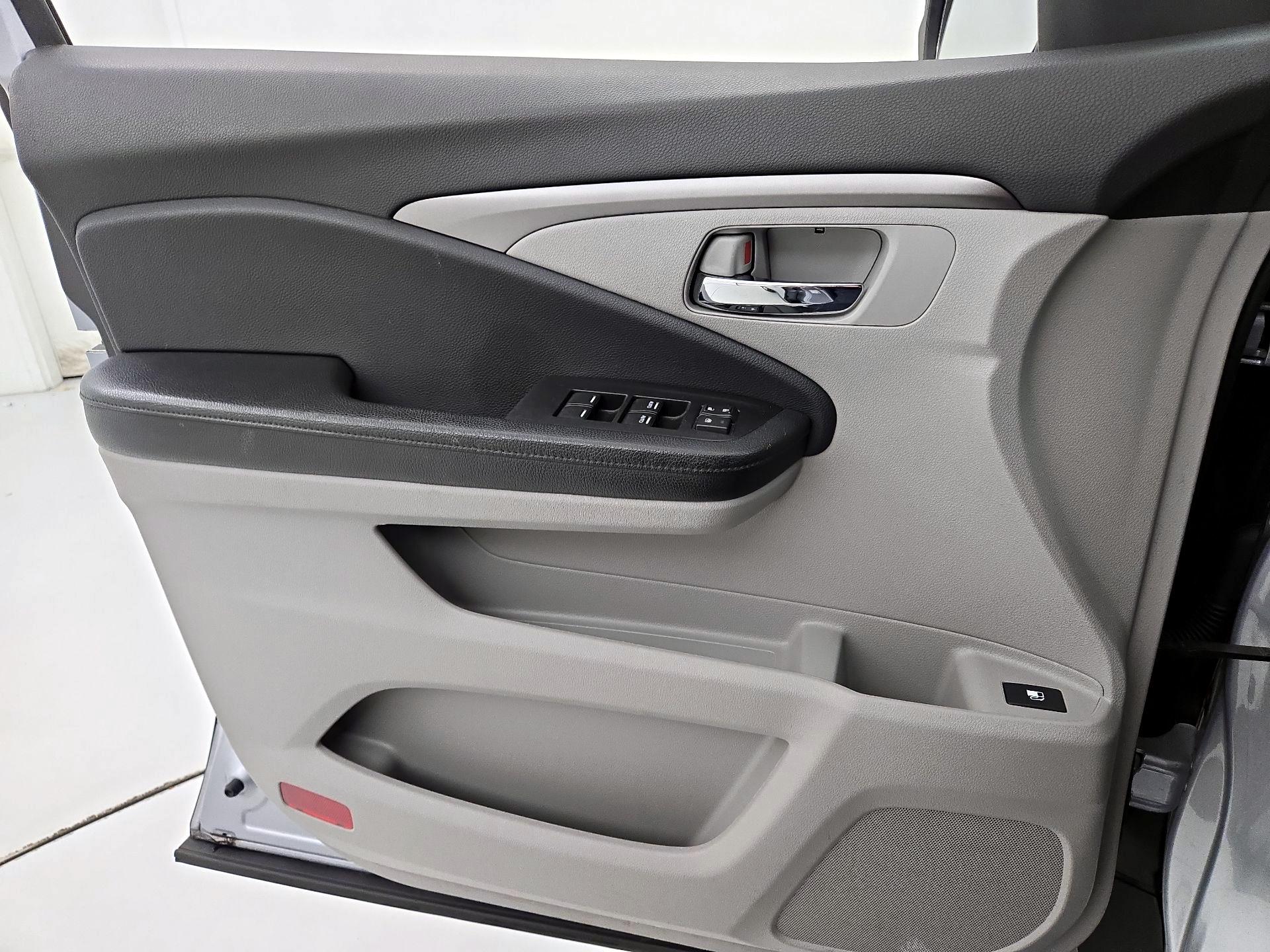 Thumbnail: 2018 Honda Pilot - 12