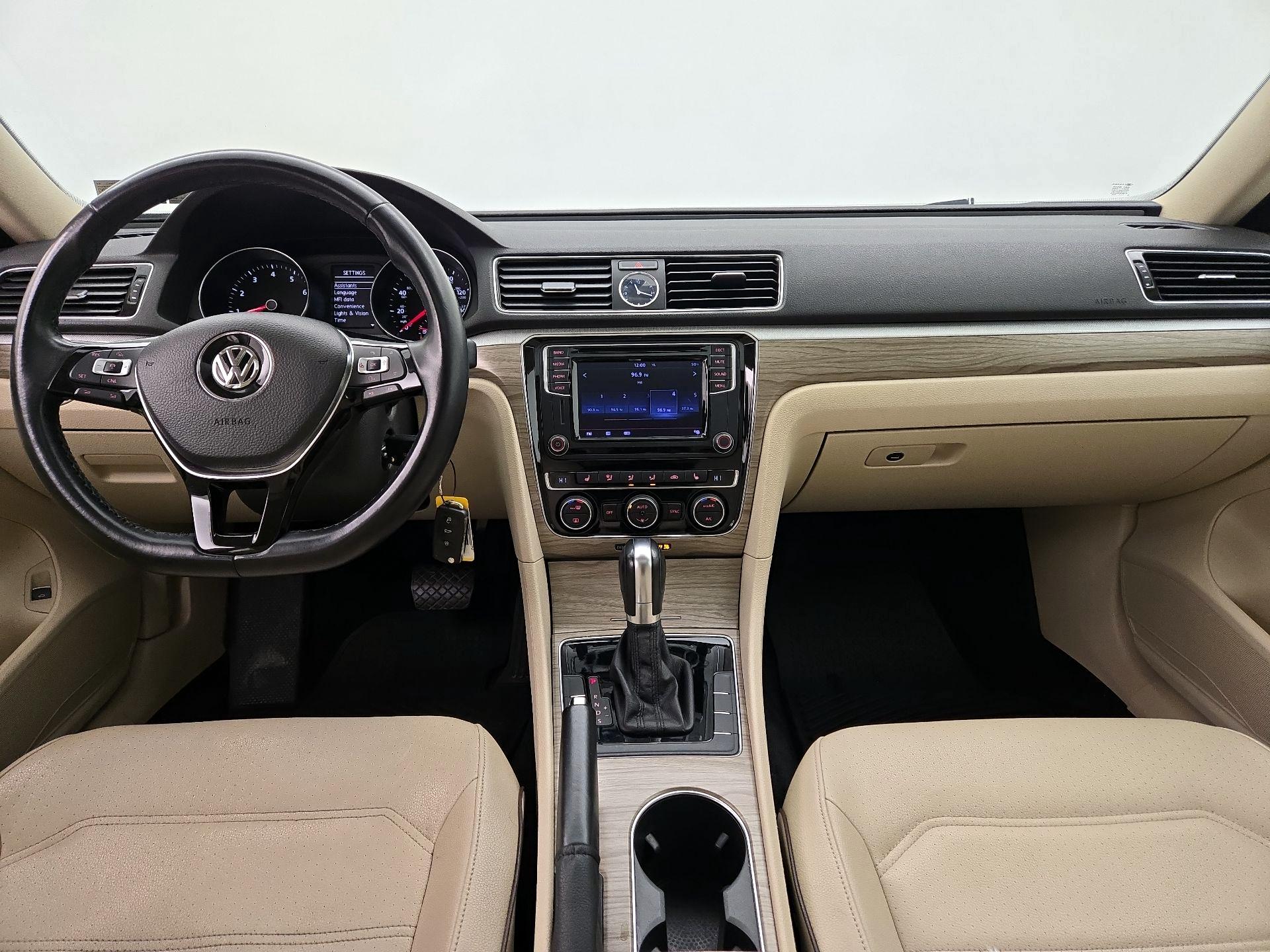 Thumbnail: 2016 Volkswagen Passat - 9