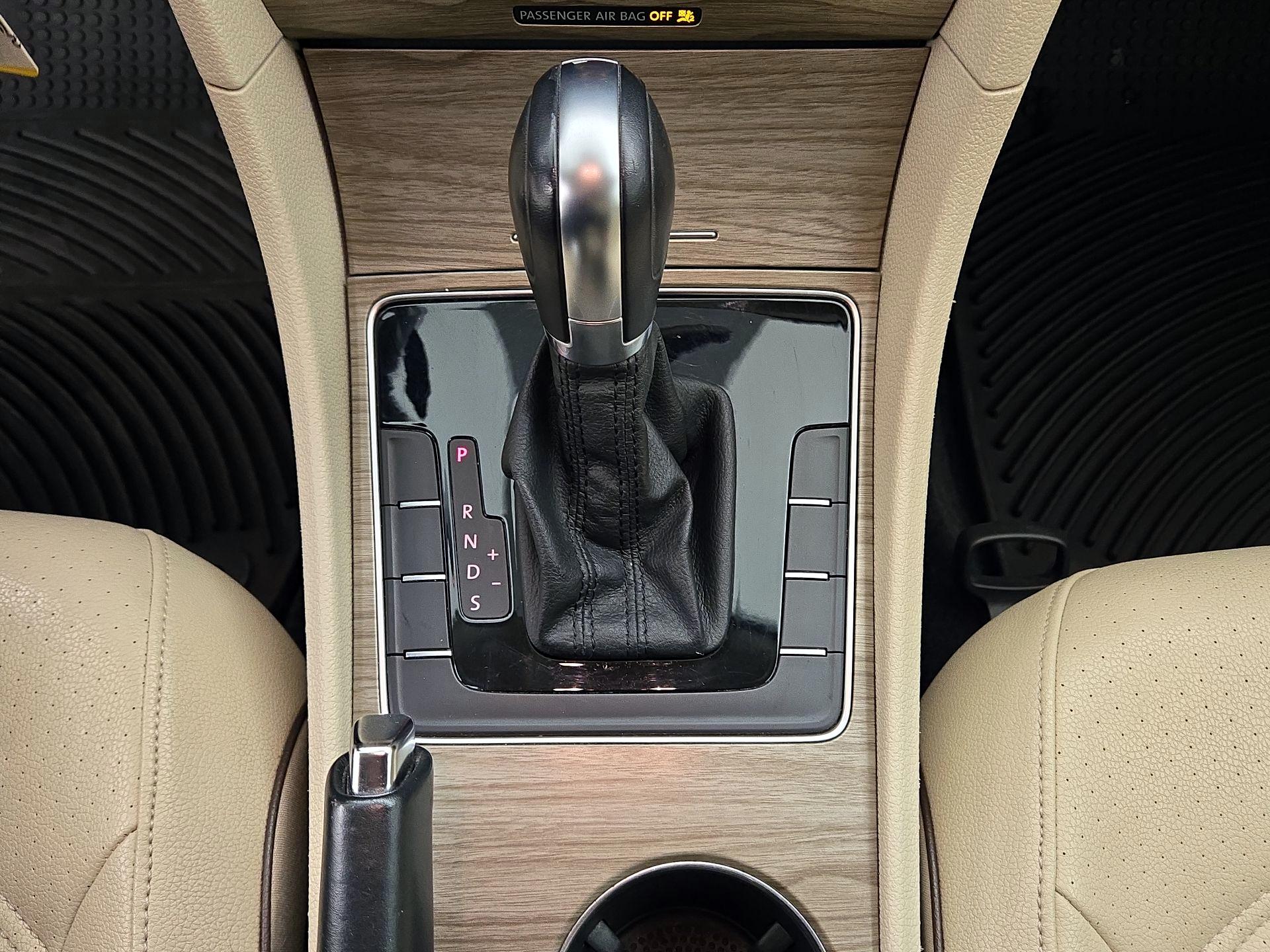 Thumbnail: 2016 Volkswagen Passat - 16