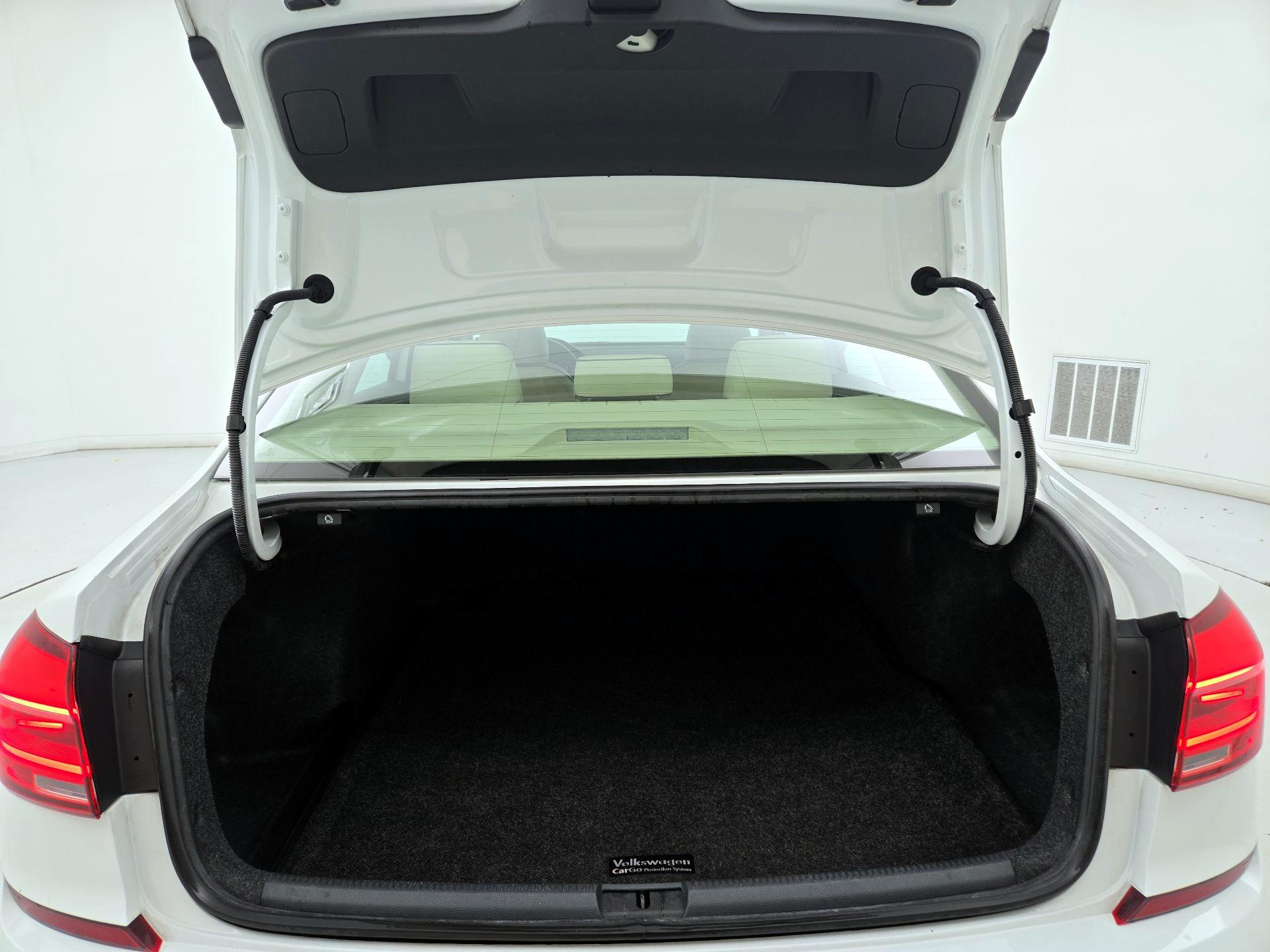 Thumbnail: 2016 Volkswagen Passat - 20