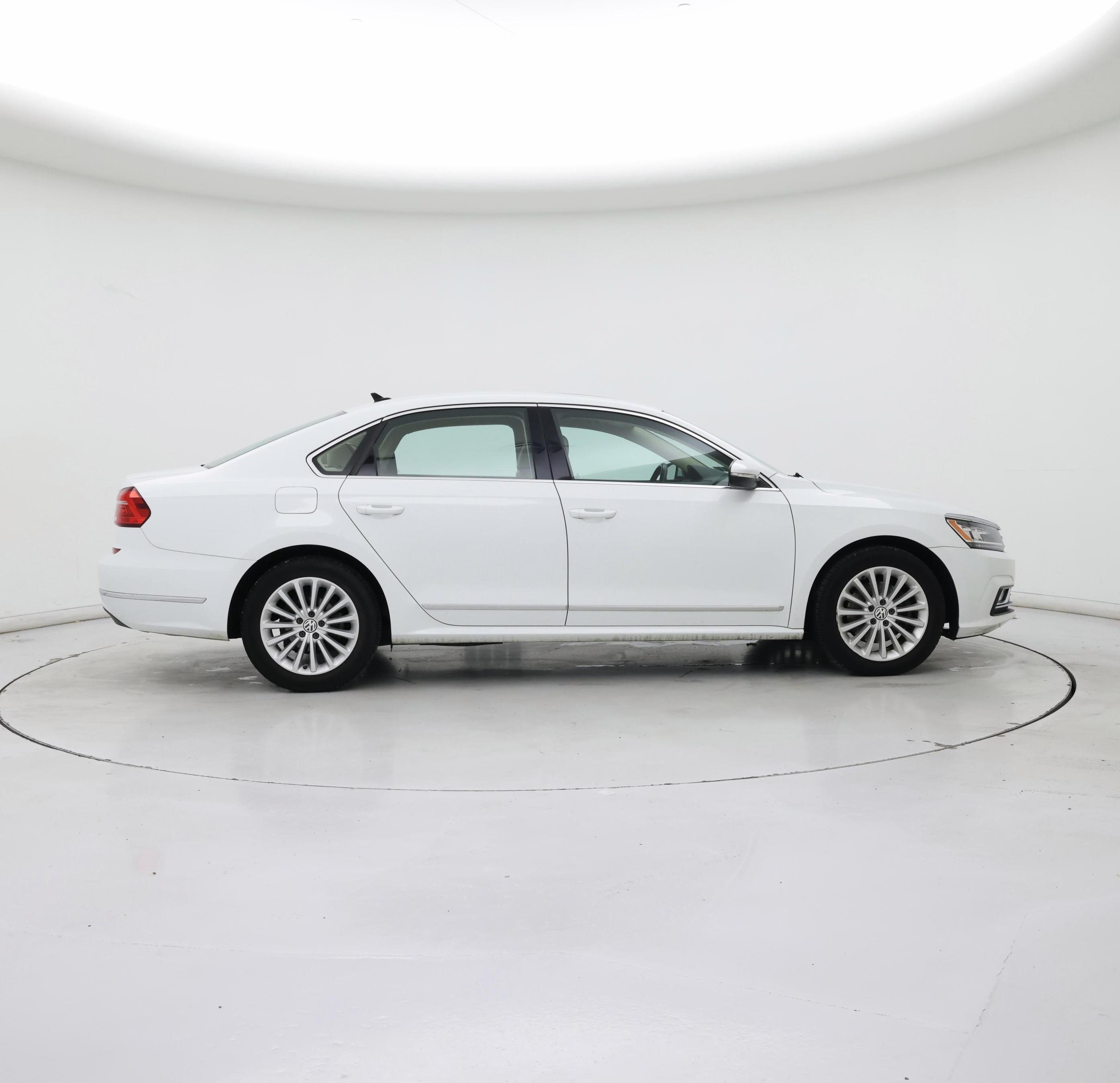 Thumbnail: 2016 Volkswagen Passat - 7