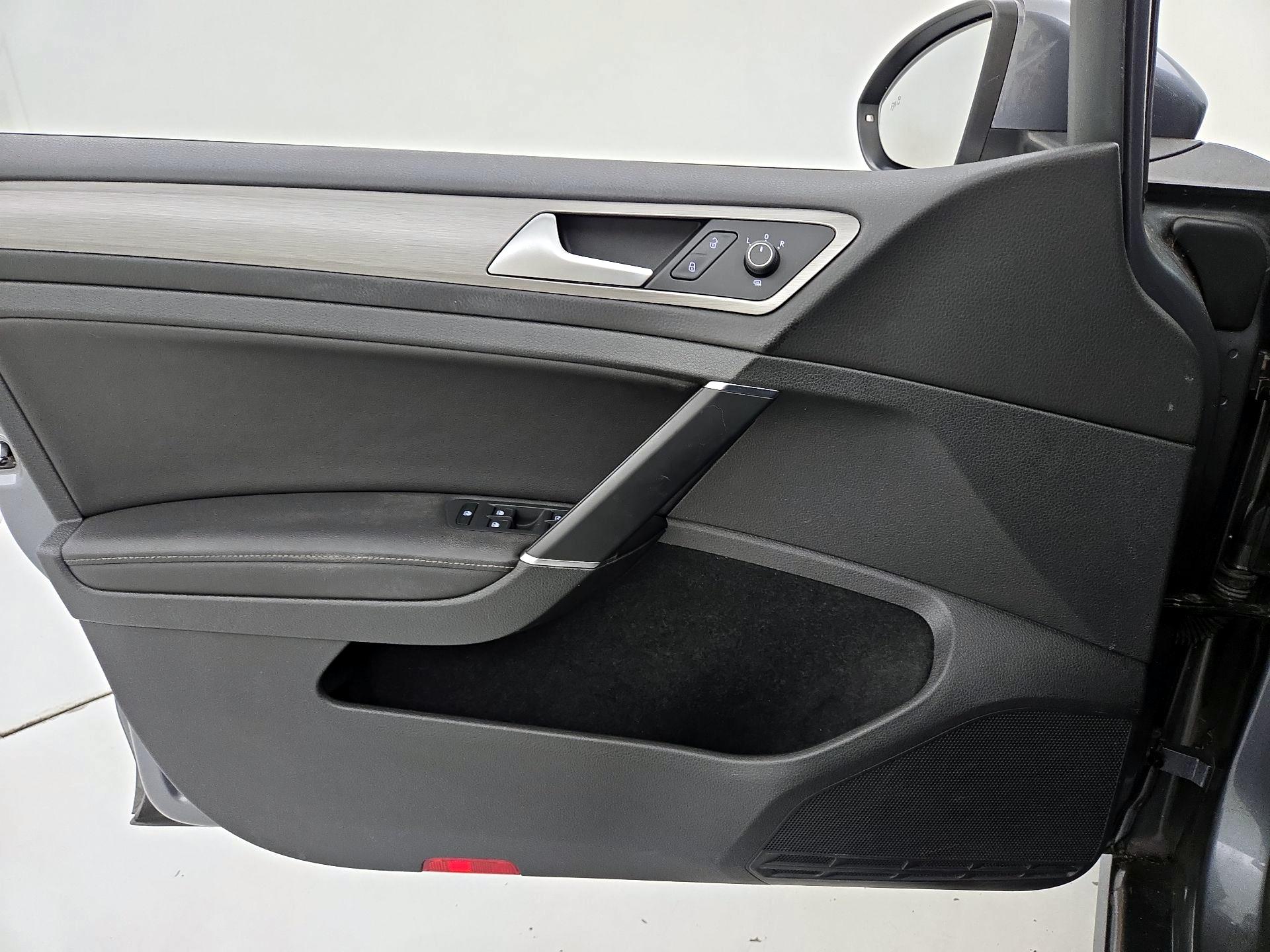 Thumbnail: 2017 Volkswagen Golf - 12