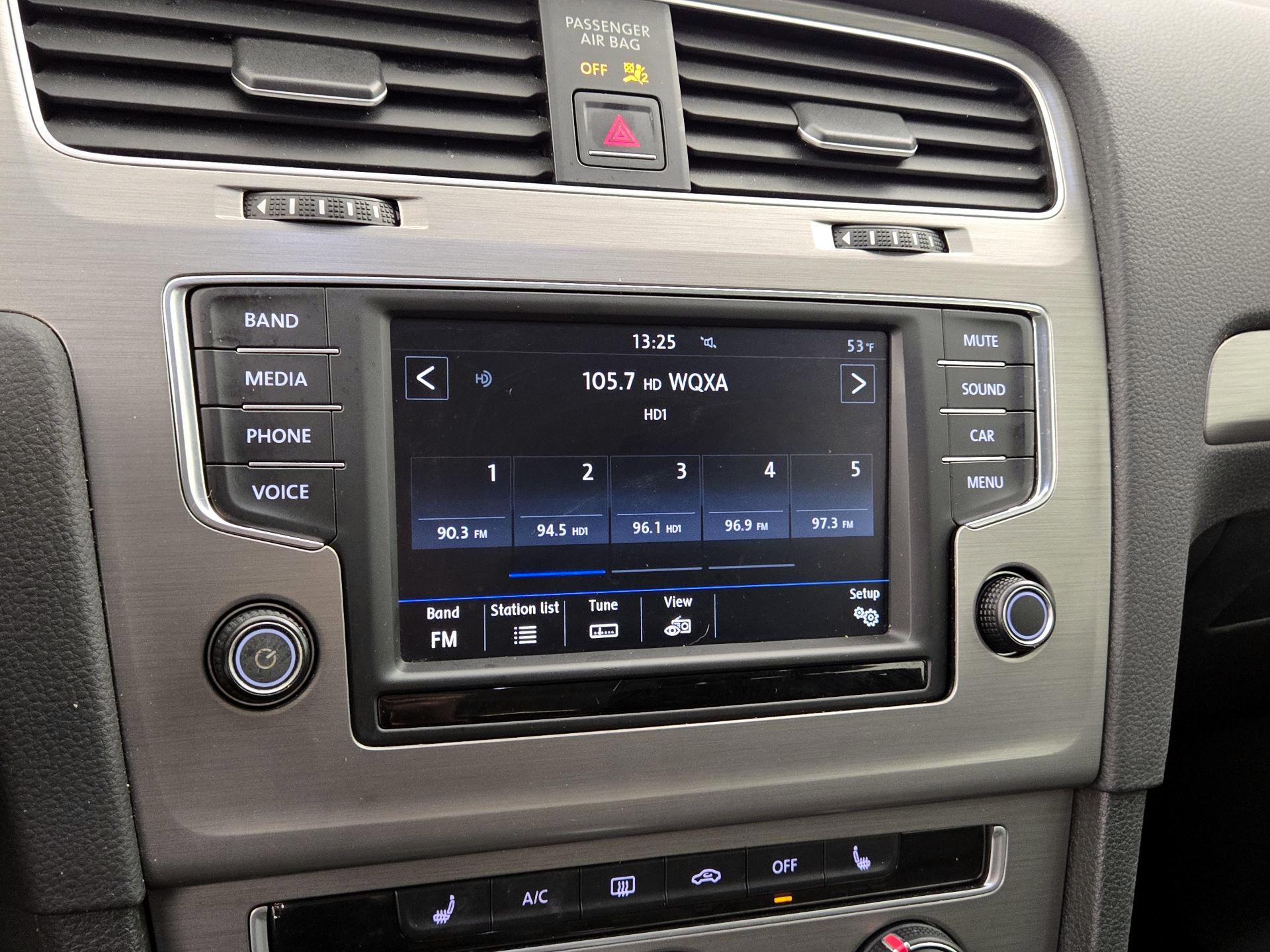 Thumbnail: 2017 Volkswagen Golf - 15