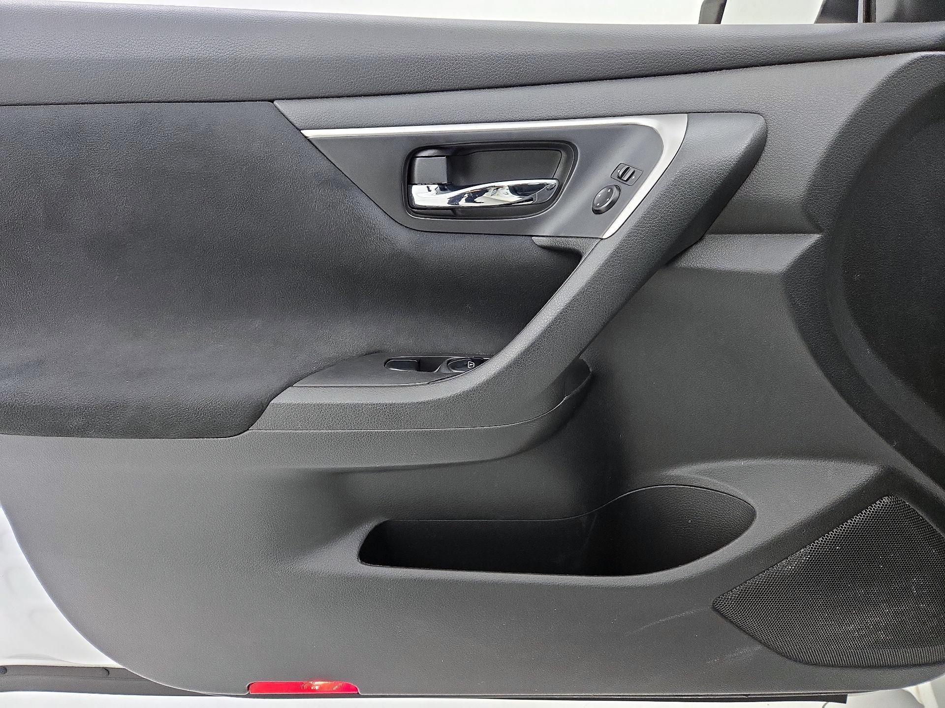 Thumbnail: 2015 Nissan Altima - 12