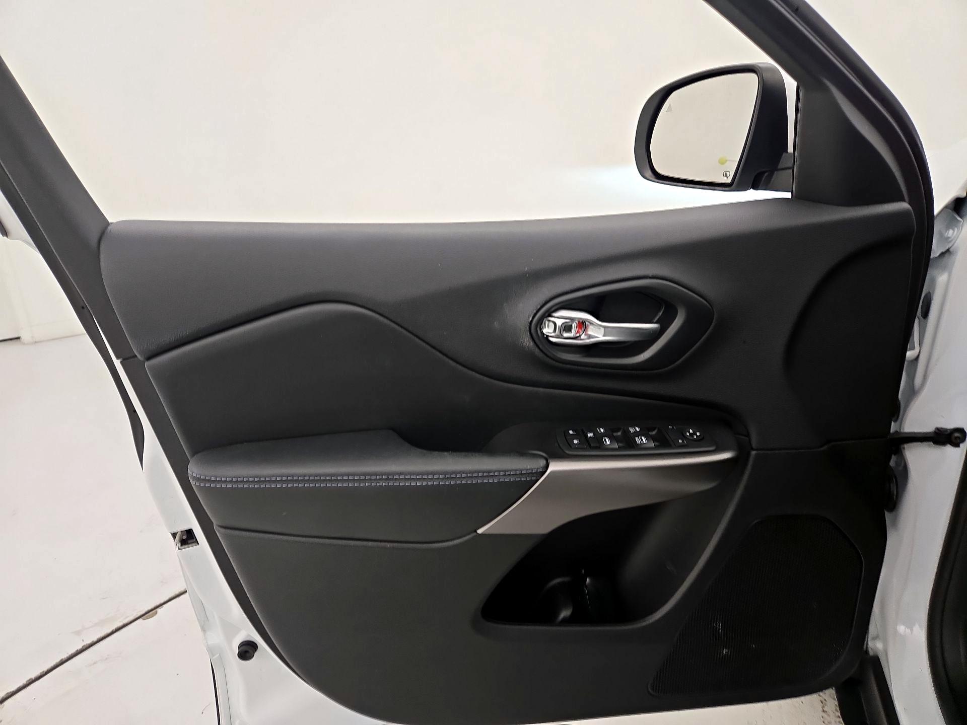 Thumbnail: 2020 Jeep Cherokee - 12