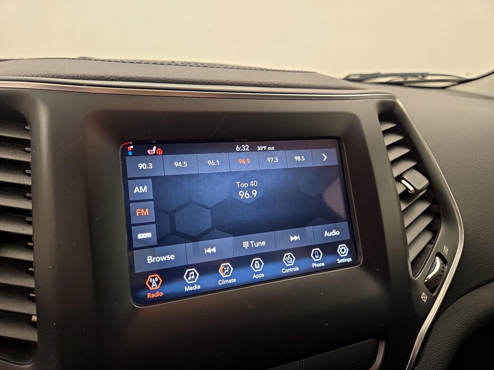 Thumbnail: 2020 Jeep Cherokee - 15