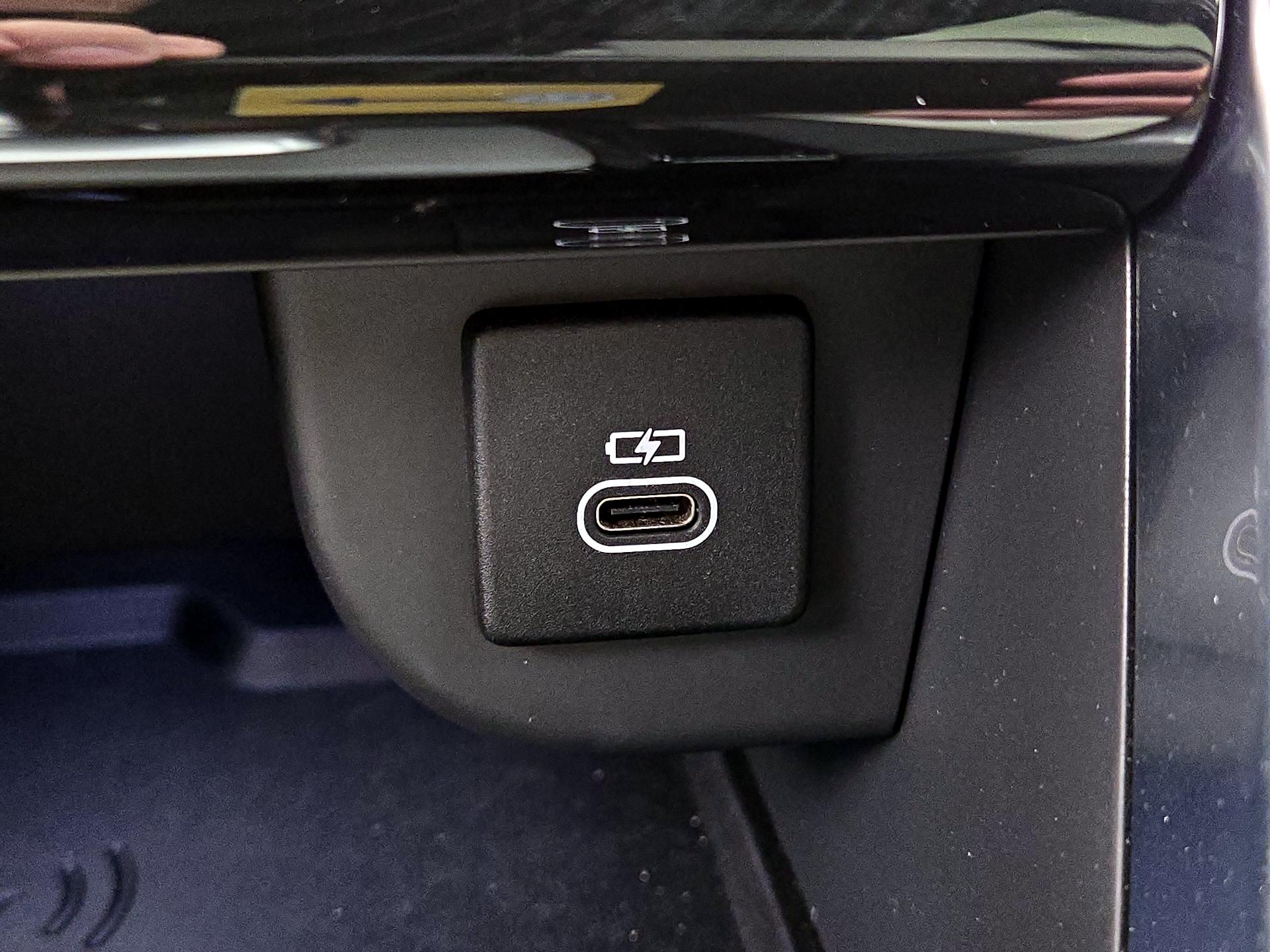 Thumbnail: 2023 Land Rover Discovery Sport - 19