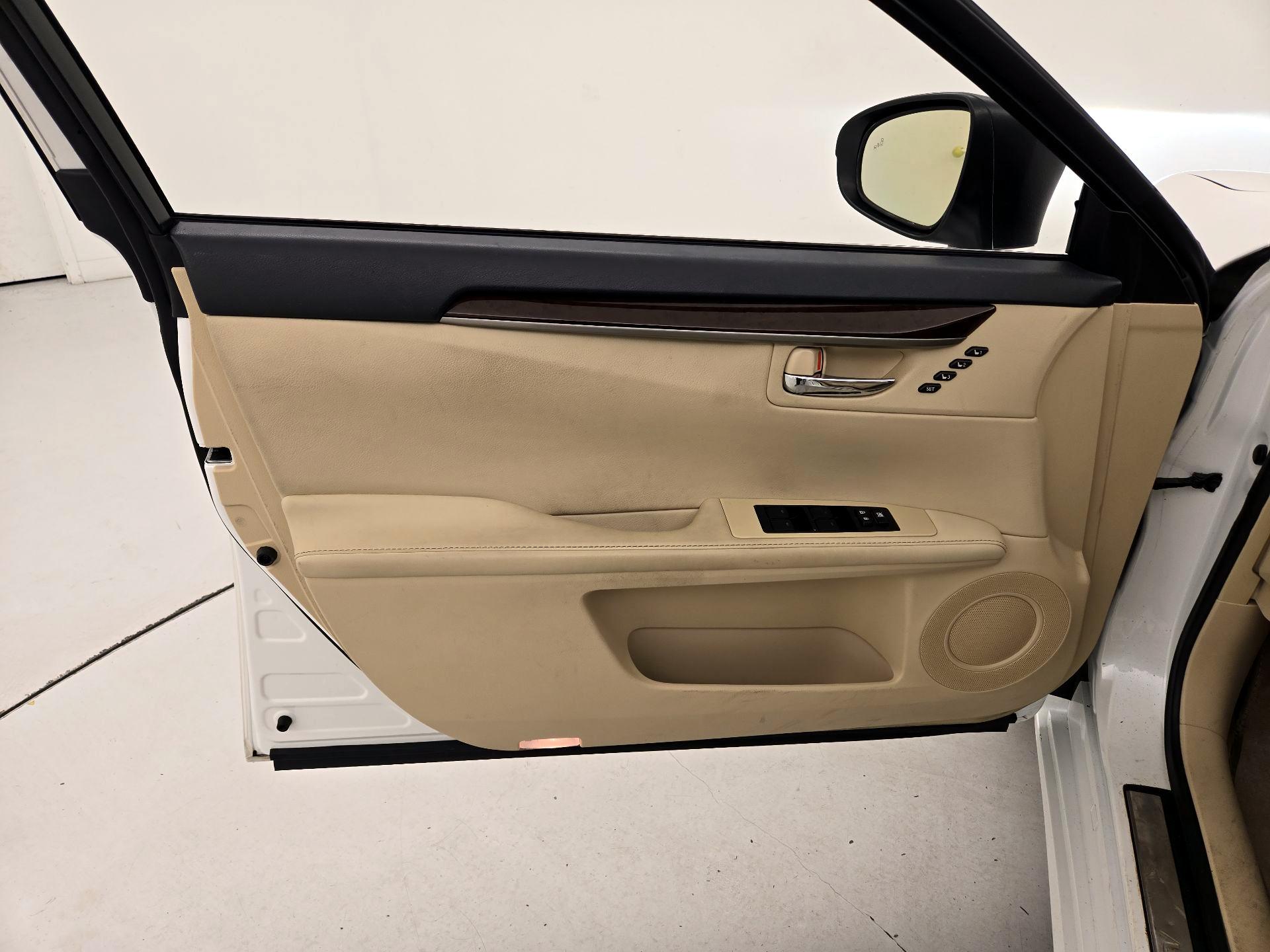 Thumbnail: 2015 Lexus ES - 12