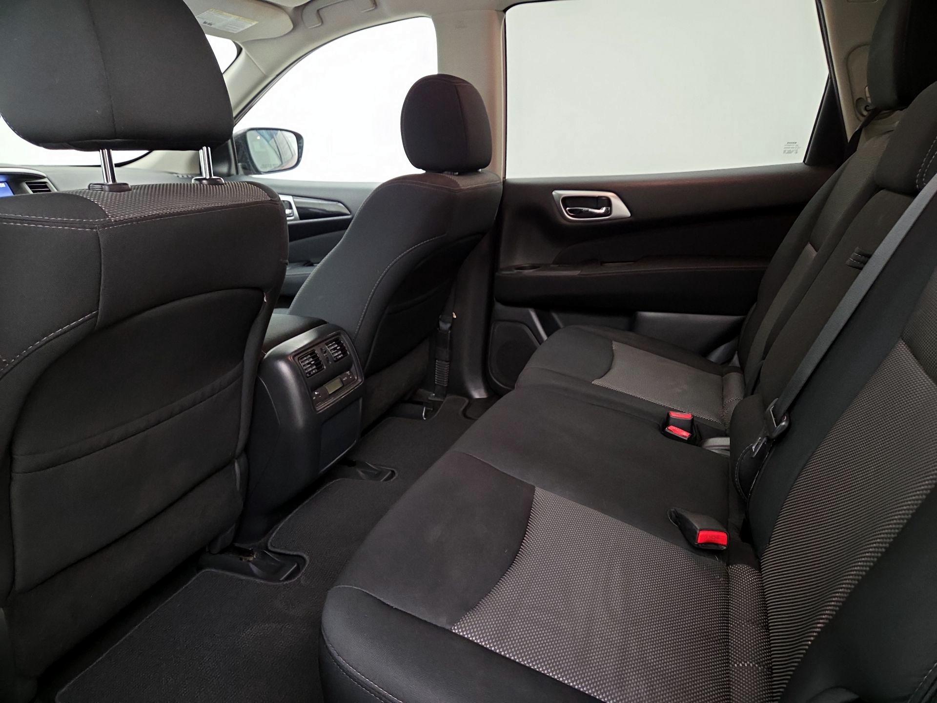 Thumbnail: 2017 Nissan Pathfinder - 18