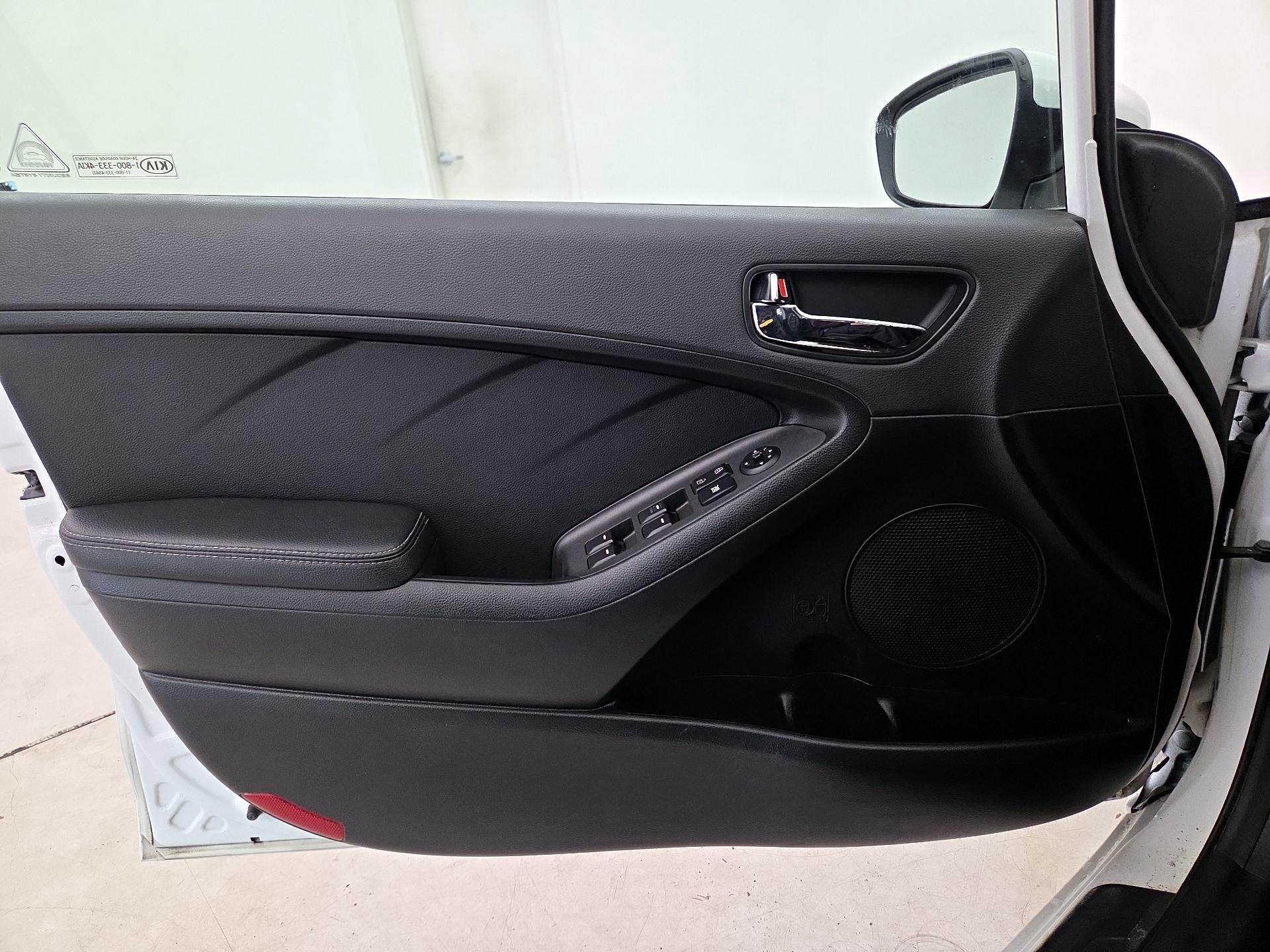 Thumbnail: 2016 Kia Forte - 12