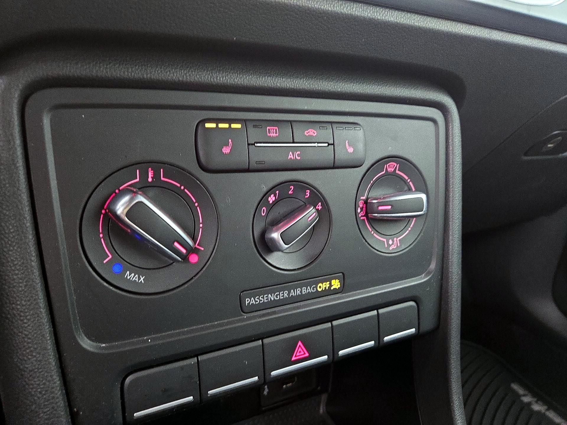 Thumbnail: 2016 Volkswagen Beetle - 15