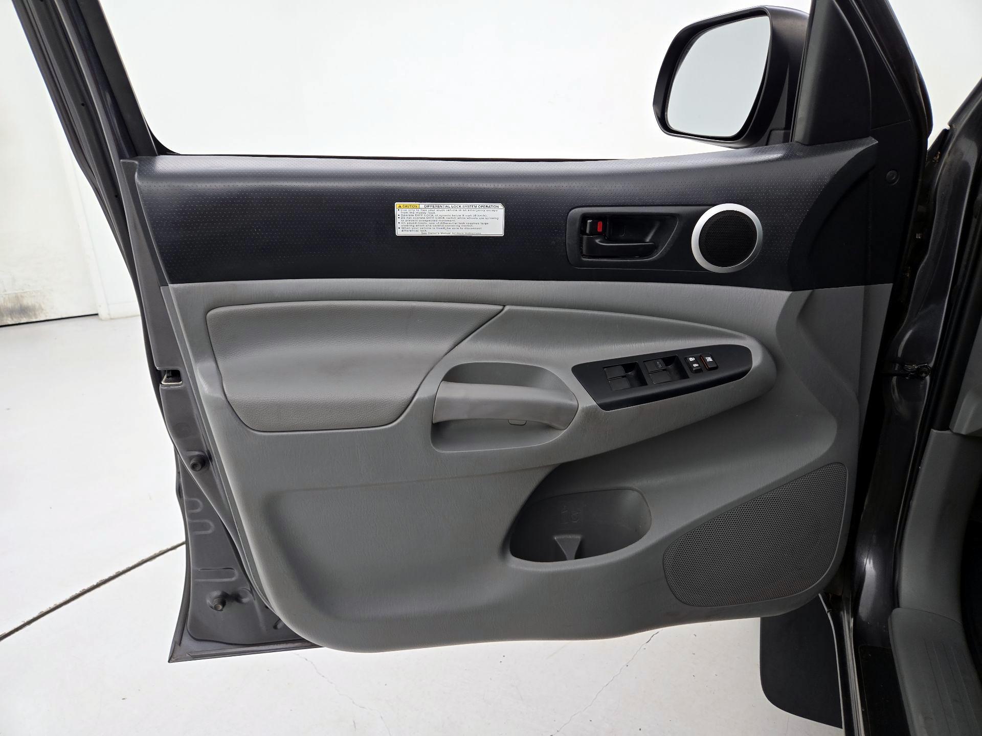 Thumbnail: 2015 Toyota Tacoma - 12