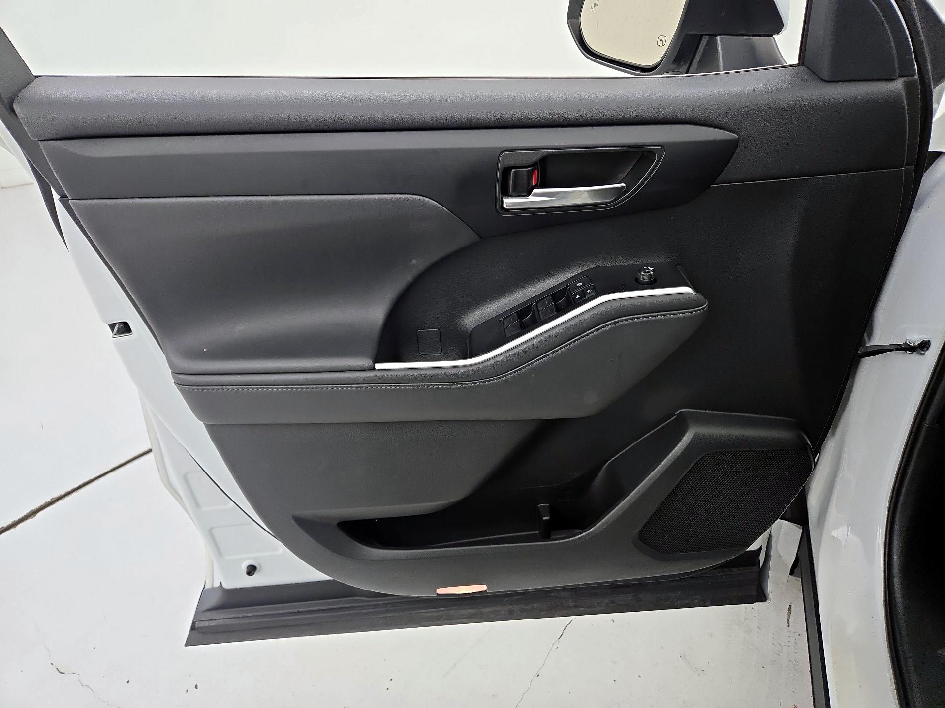 Thumbnail: 2022 Toyota Highlander - 12