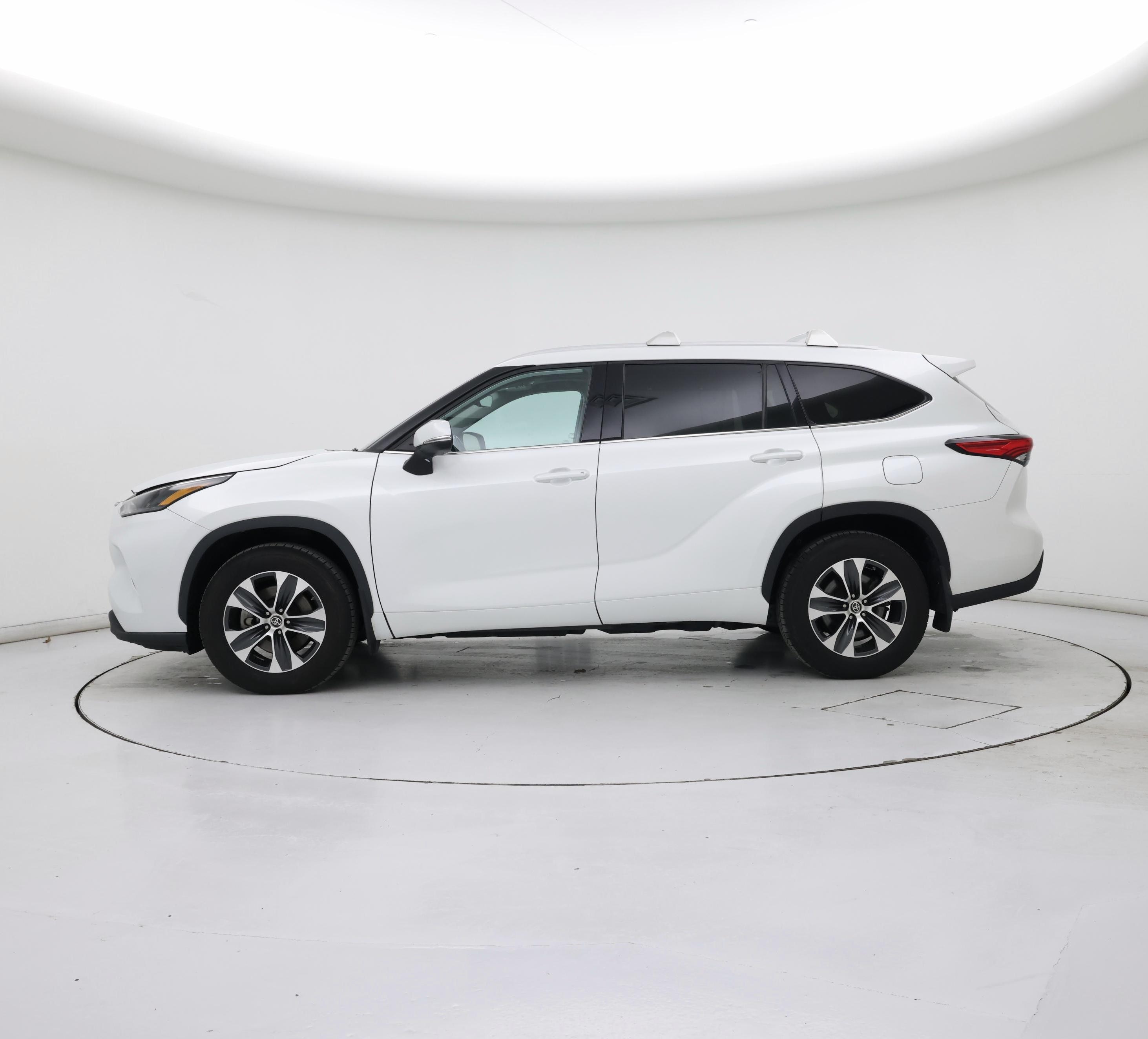 Thumbnail: 2022 Toyota Highlander - 3