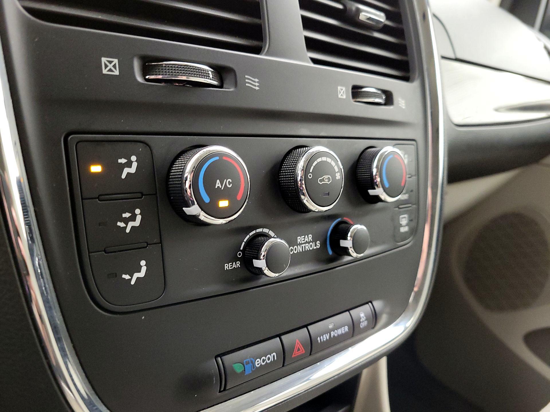 Thumbnail: 2015 Dodge Grand Caravan - 17