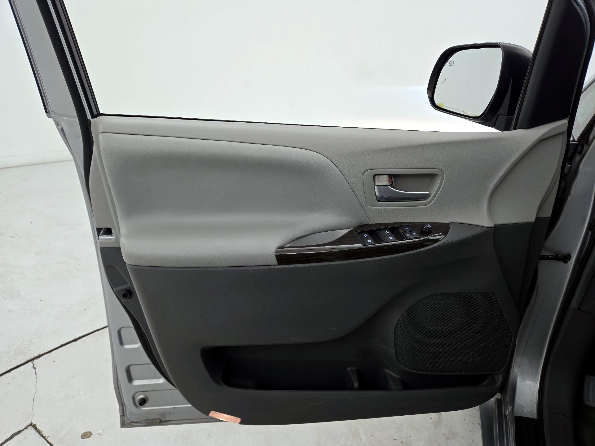 Thumbnail: 2015 Toyota Sienna - 12