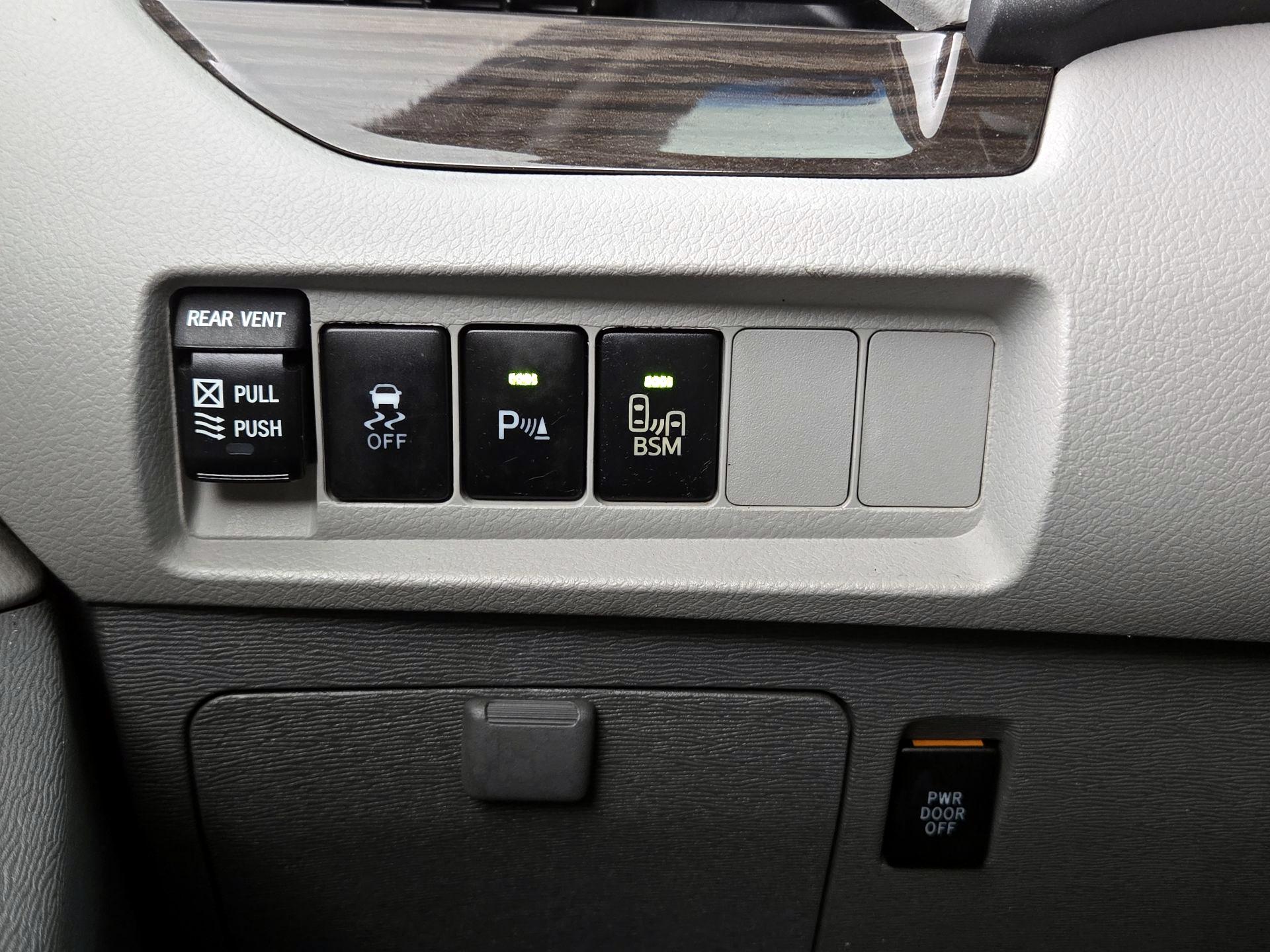 Thumbnail: 2015 Toyota Sienna - 13