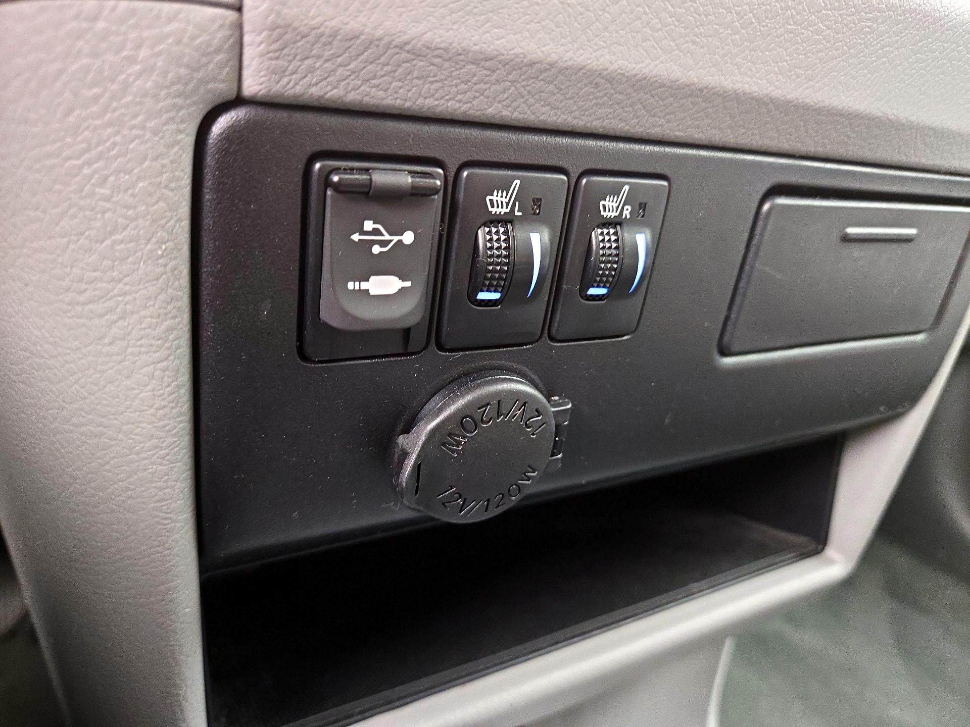 Thumbnail: 2015 Toyota Sienna - 19