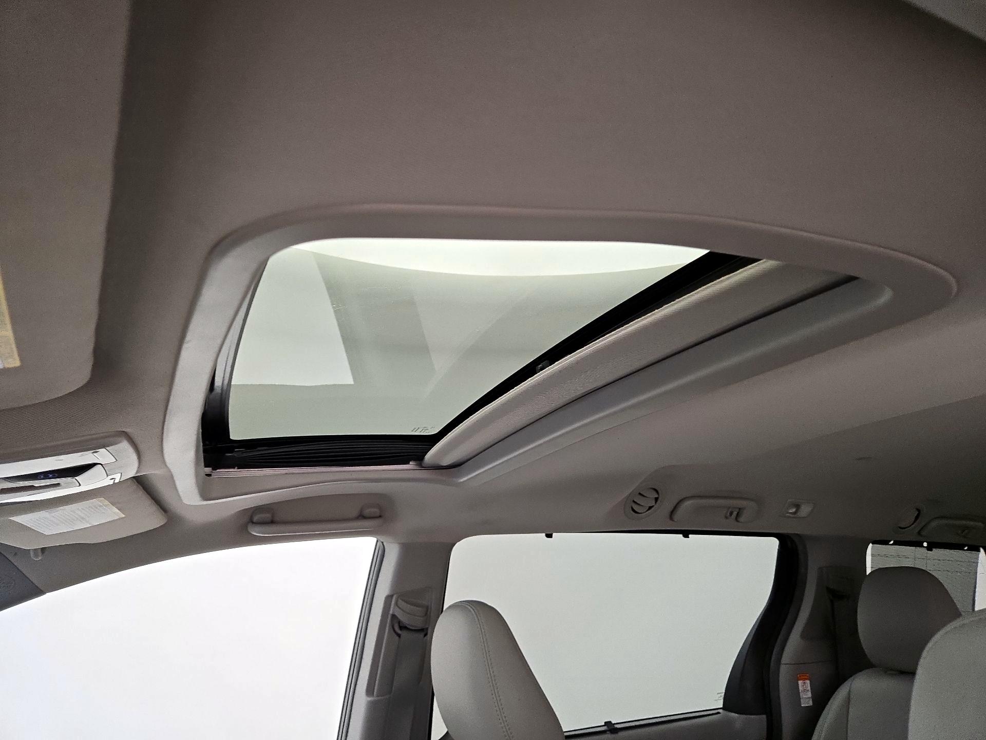 Thumbnail: 2015 Toyota Sienna - 20