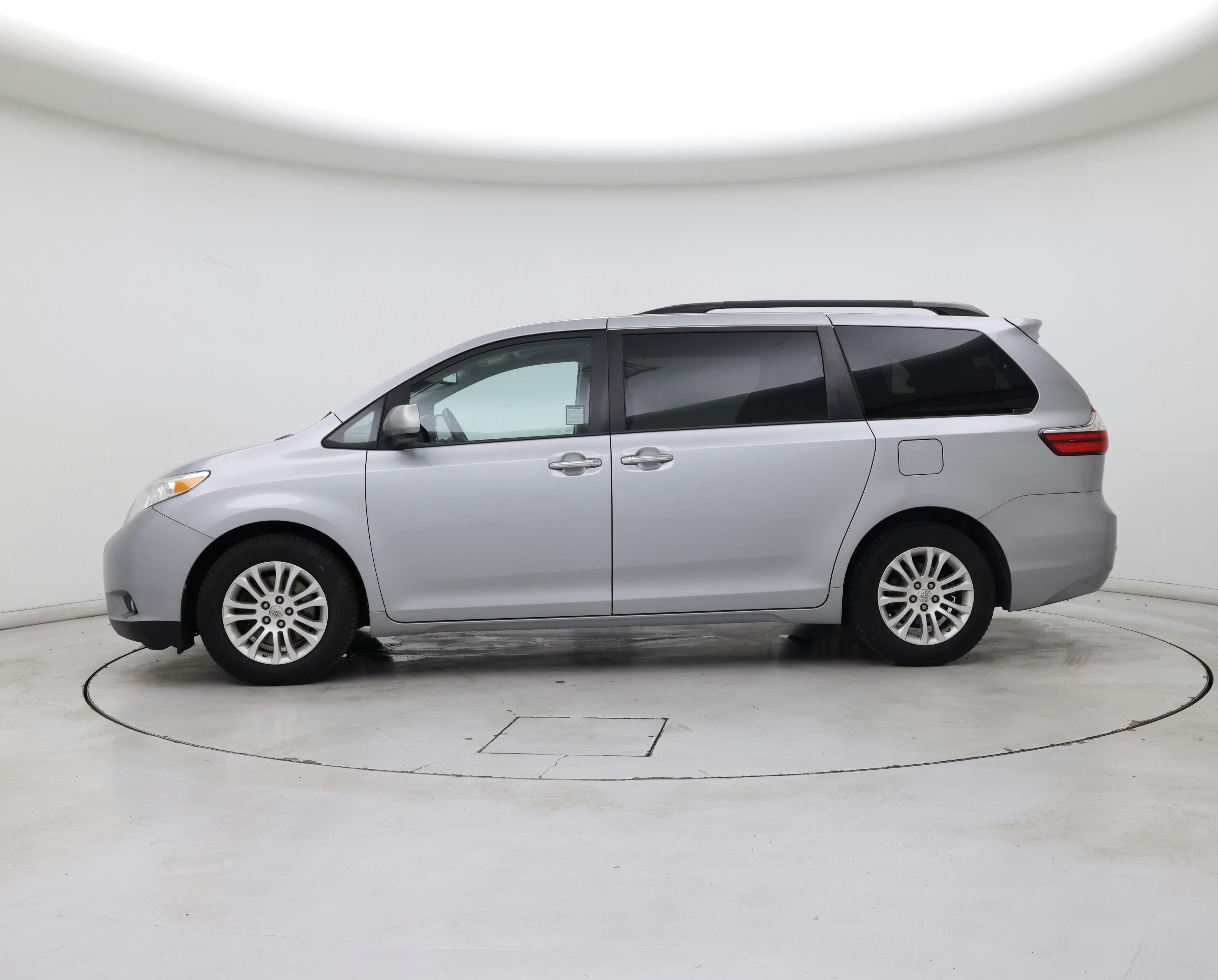 Thumbnail: 2015 Toyota Sienna - 3