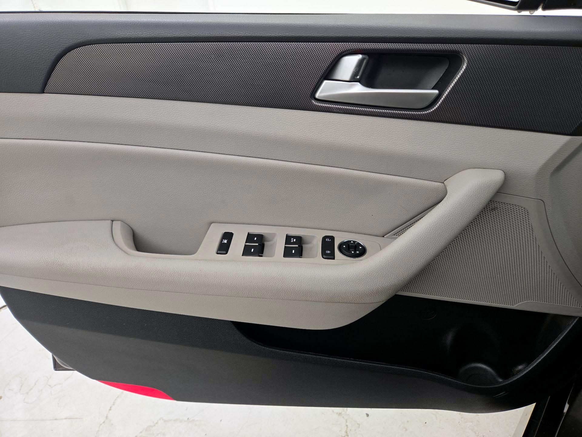 Thumbnail: 2016 Hyundai Sonata - 12