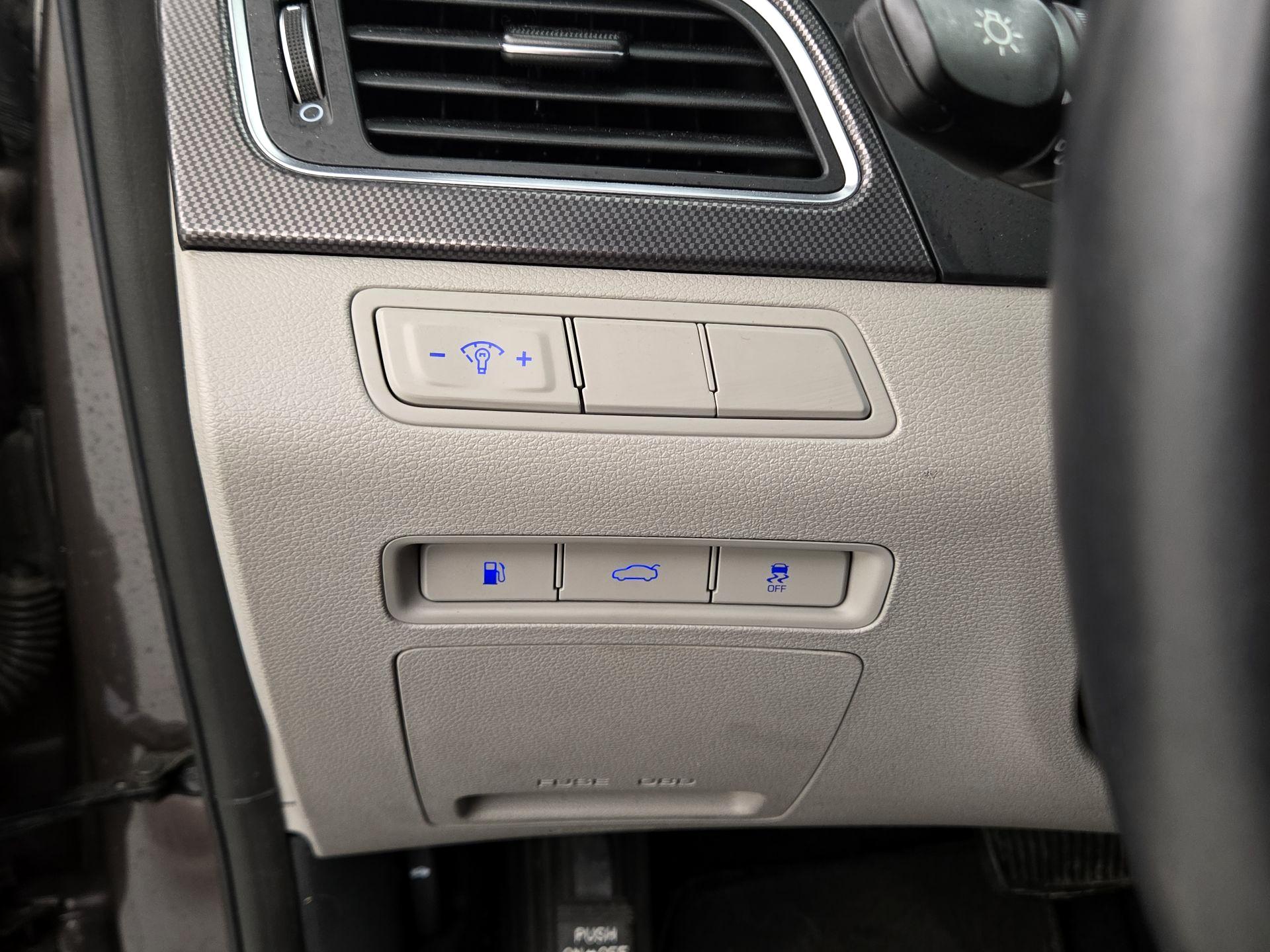 Thumbnail: 2016 Hyundai Sonata - 13