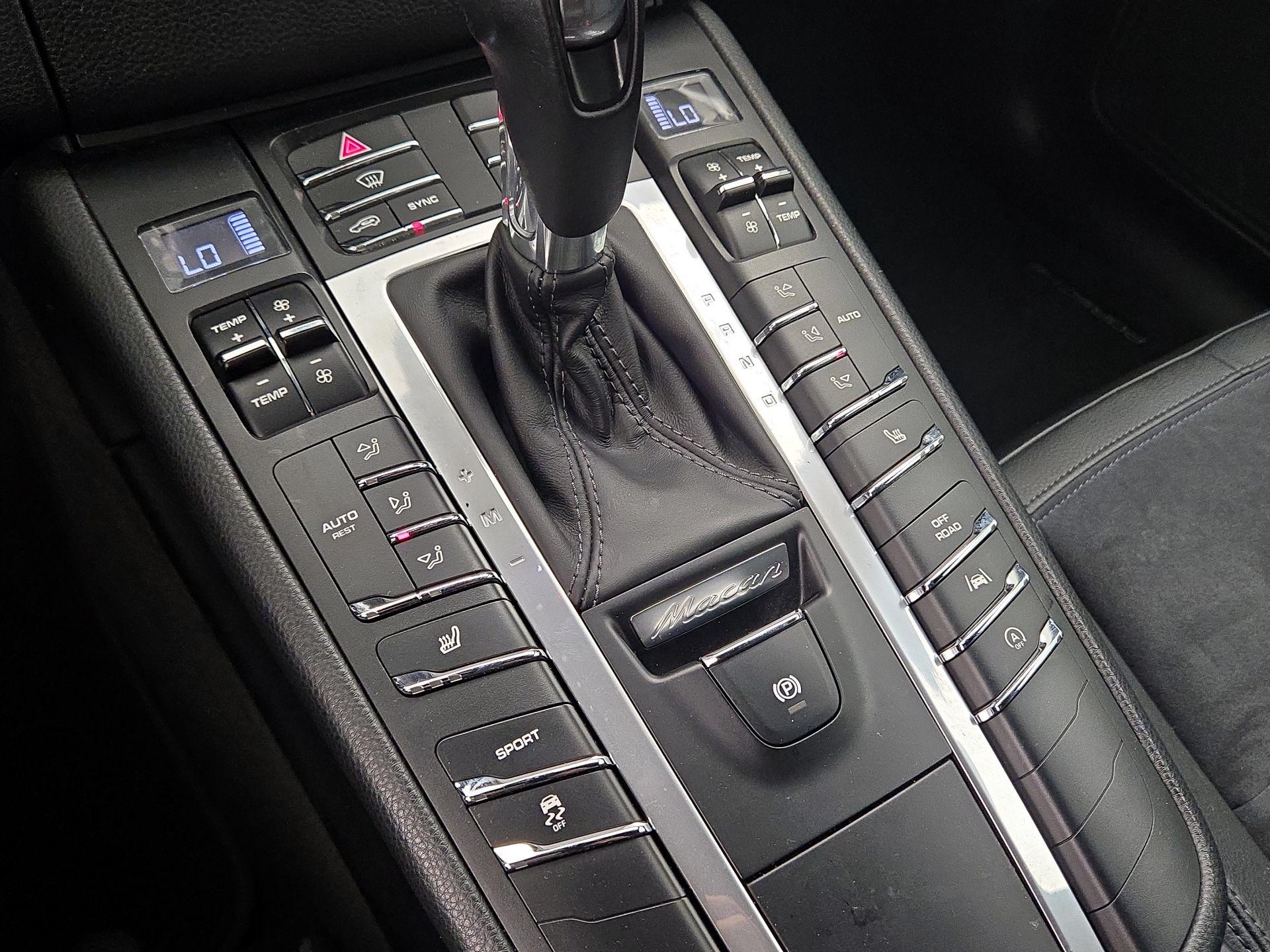 Thumbnail: 2018 Porsche Macan - 16