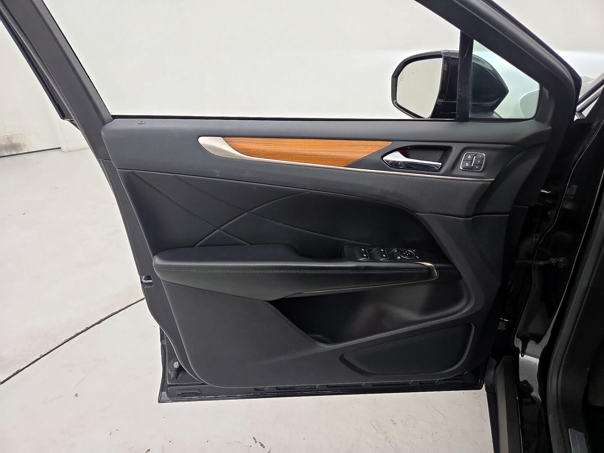 Thumbnail: 2015 Lincoln MKC - 12