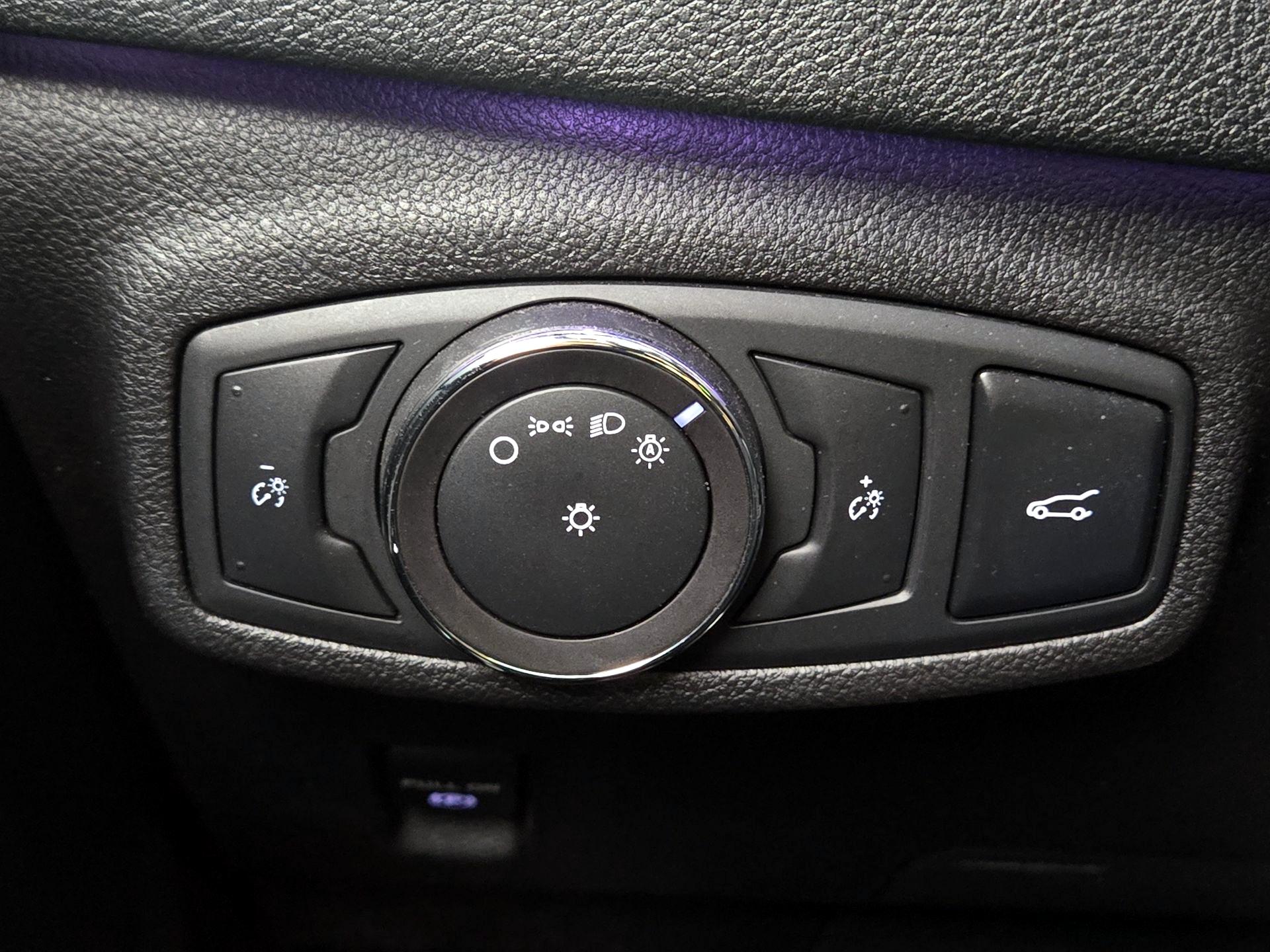 Thumbnail: 2015 Lincoln MKC - 13