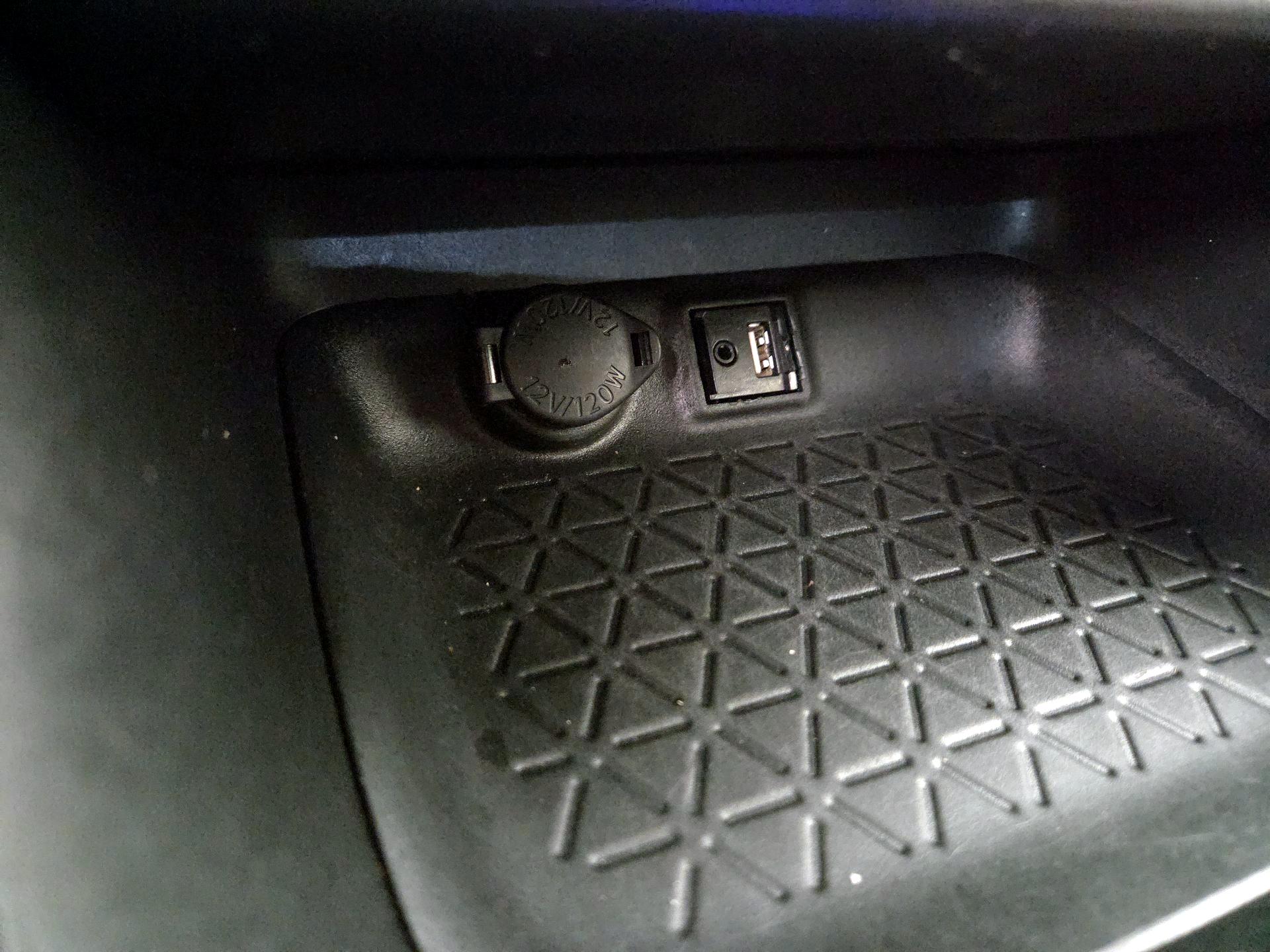 Thumbnail: 2019 Toyota RAV4 - 17