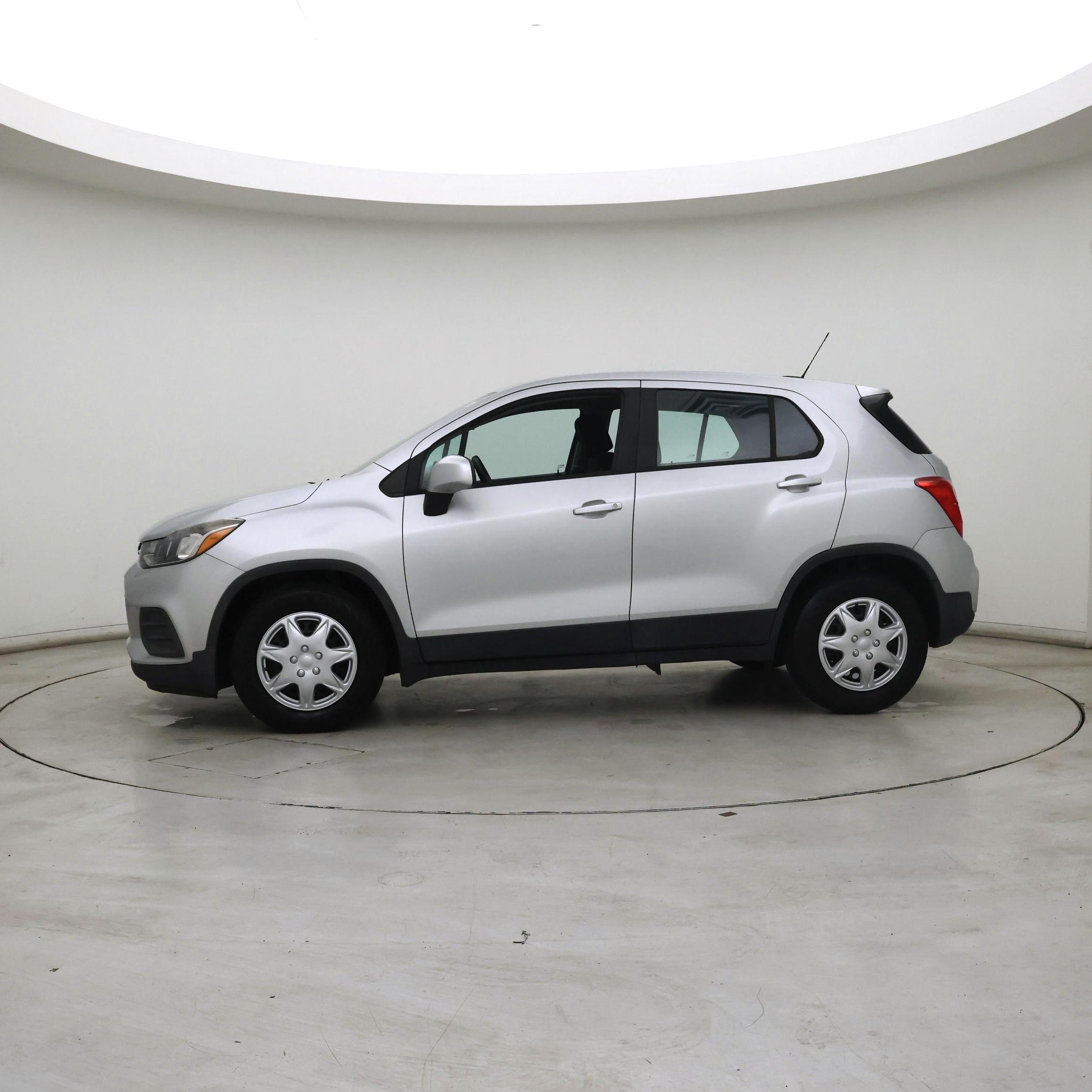 Thumbnail: 2018 Chevrolet Trax - 3