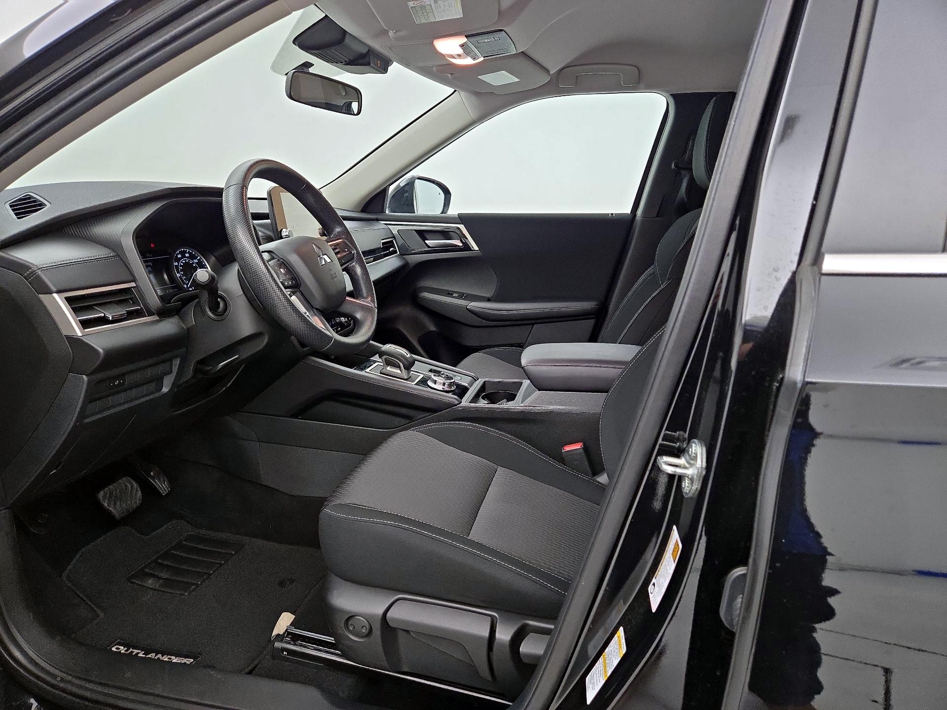 Thumbnail: 2023 Mitsubishi Outlander - 11