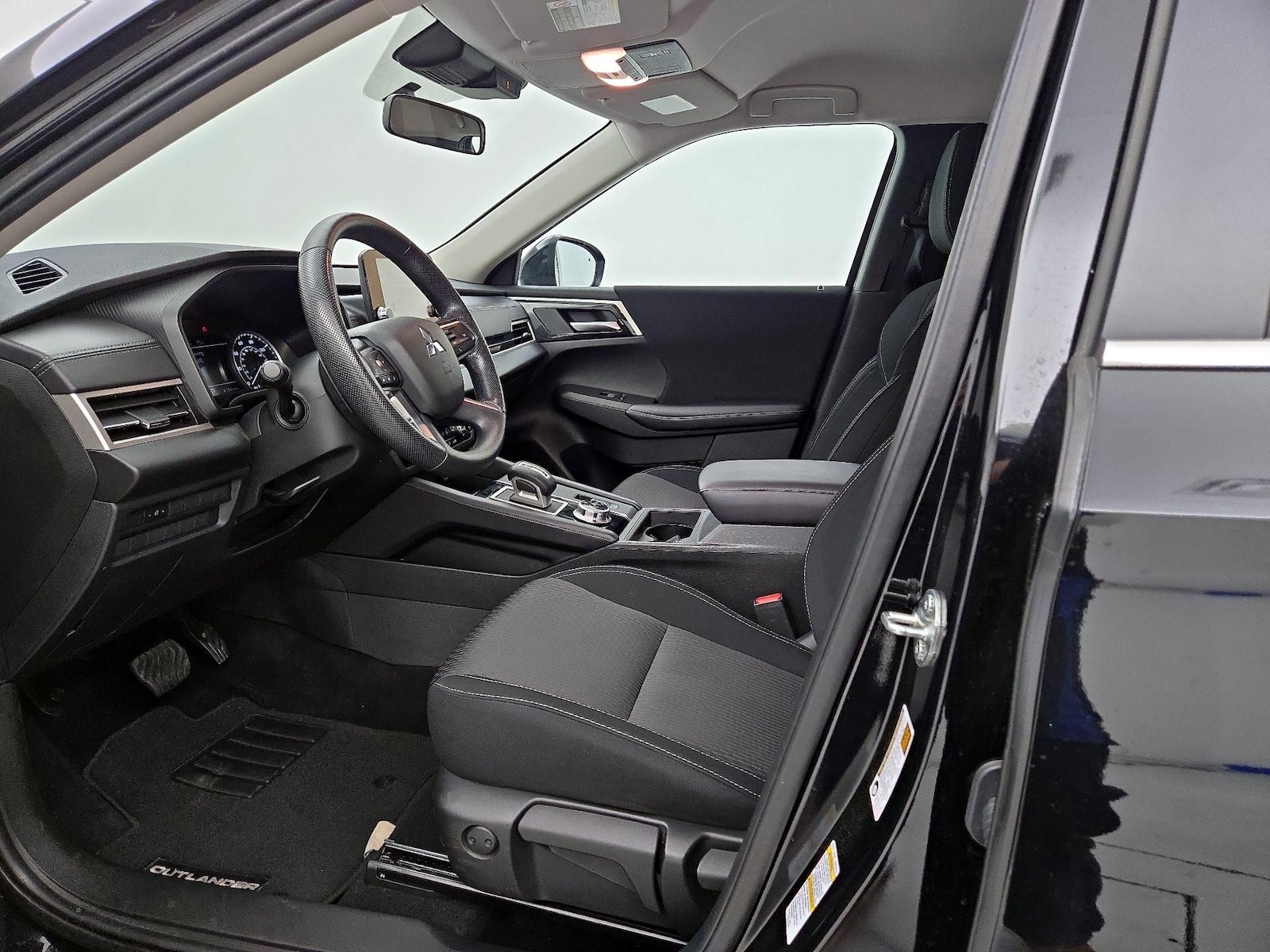 2023 Mitsubishi Outlander ES - Photo 12