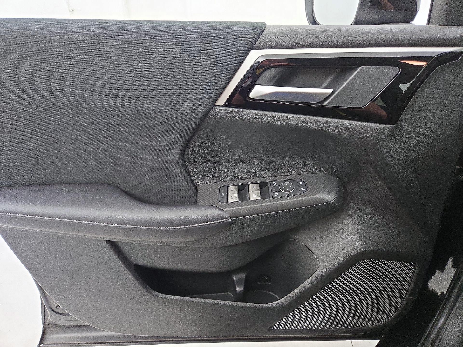 Thumbnail: 2023 Mitsubishi Outlander - 12