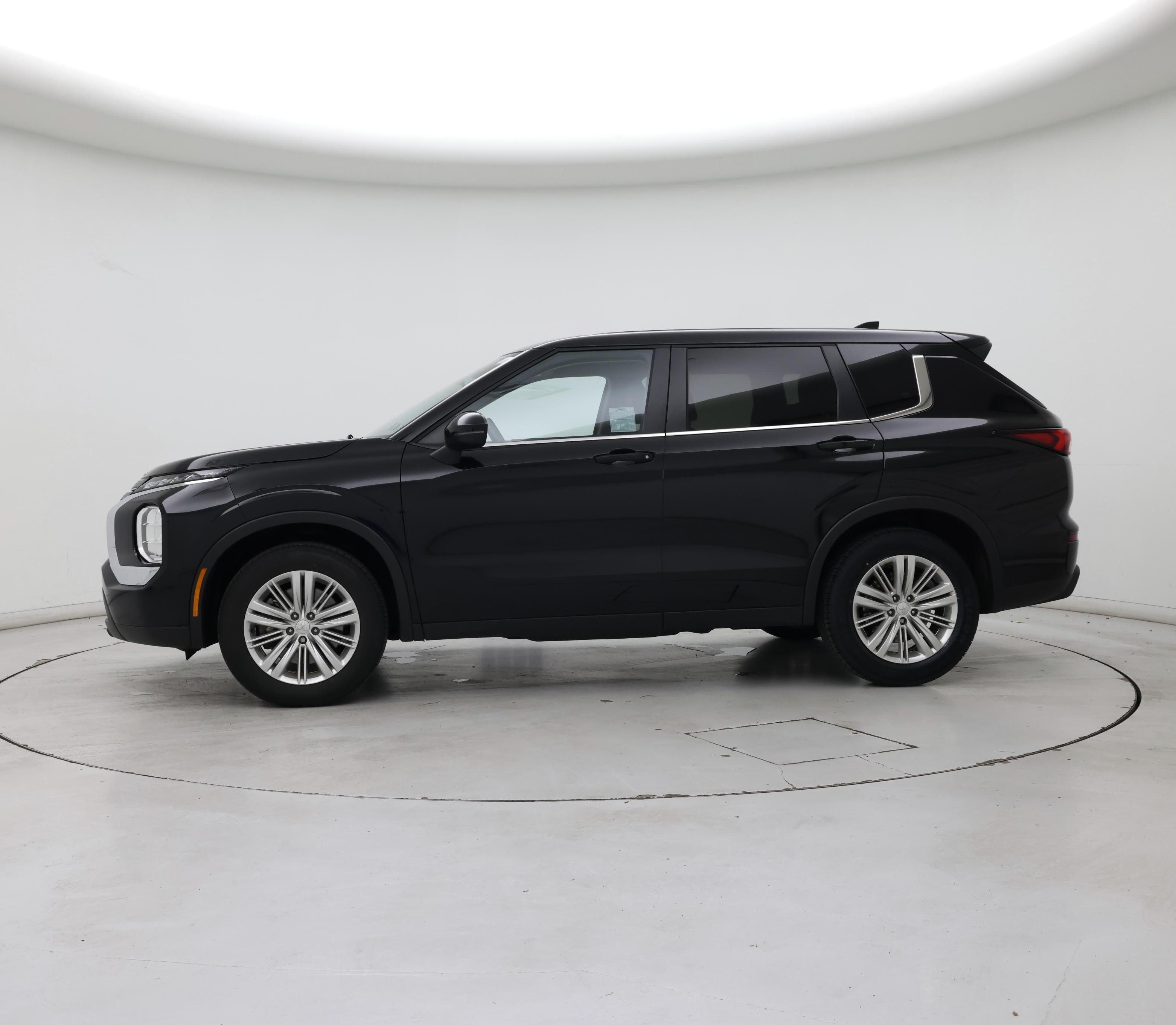Thumbnail: 2023 Mitsubishi Outlander - 3