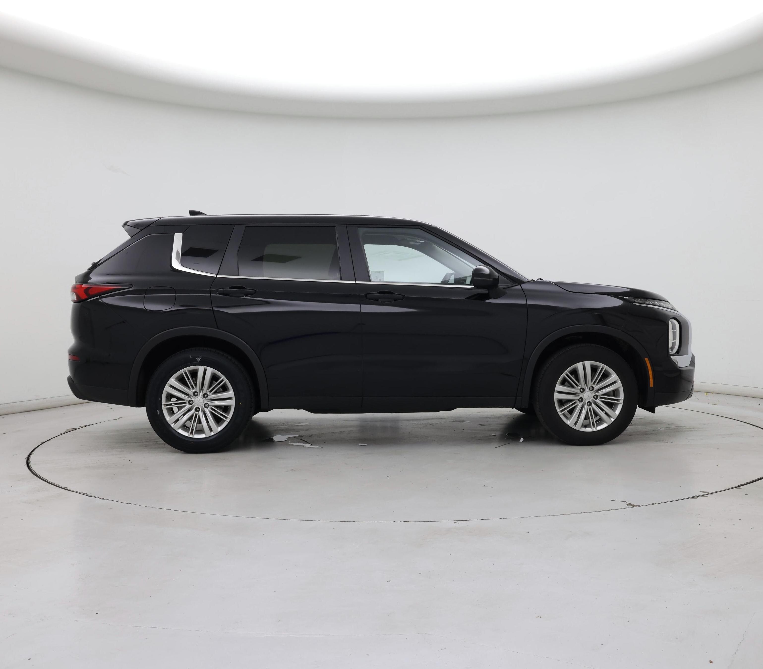 Thumbnail: 2023 Mitsubishi Outlander - 7
