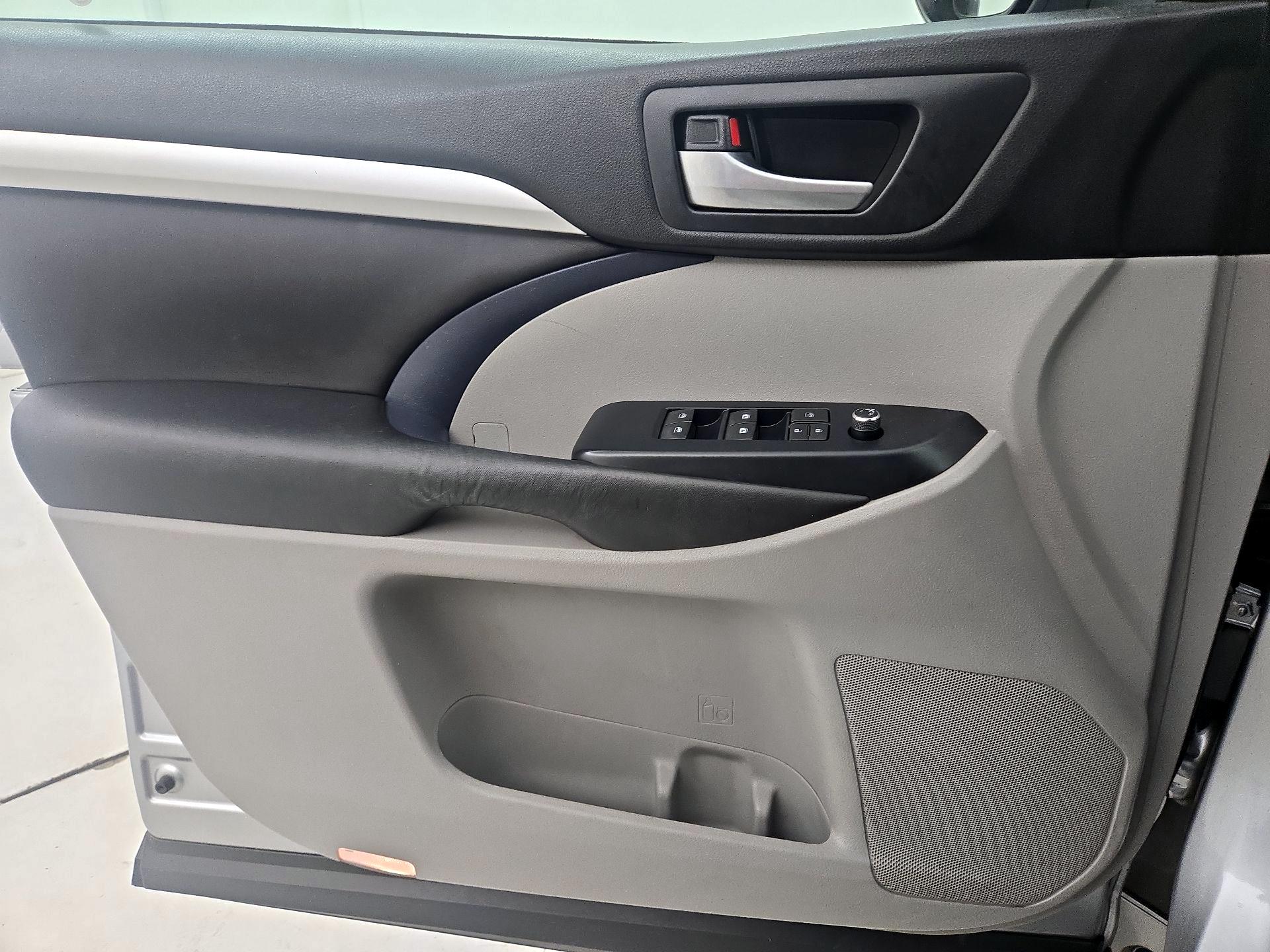 Thumbnail: 2016 Toyota Highlander - 12